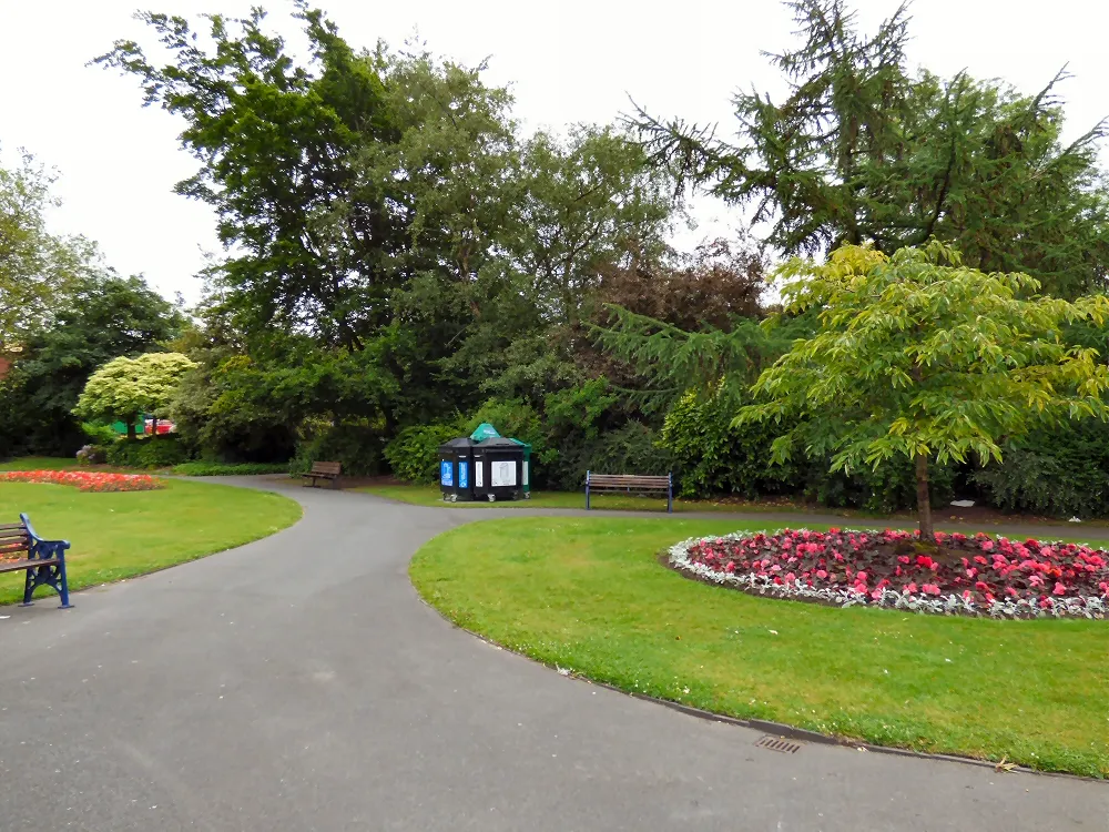 Photo showing: Recycling bins in Victoria Park