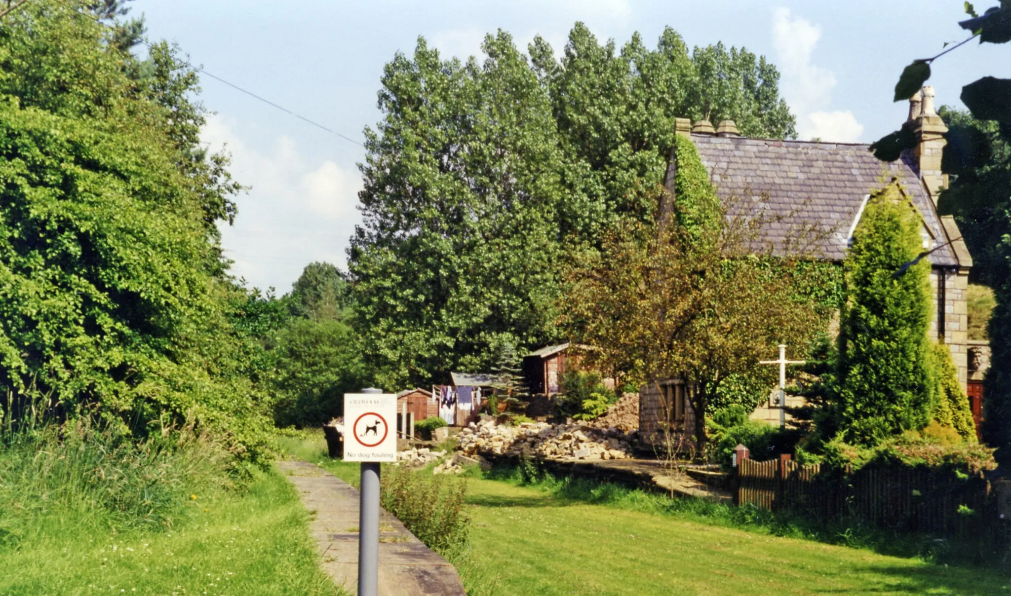 Photo showing: Grotton & Springhead station (remains), 1997.
View eastward, towards Greenfield: ex-LNWR Greenfield - Oldham line. The station was closed when passenger services ceased from 2/5/55, but the line reamined for freight until 4/64.