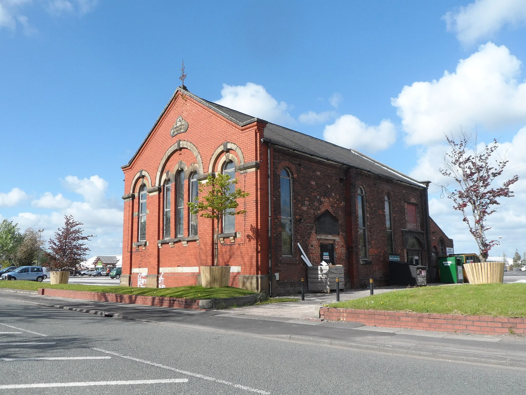 Photo showing: Ex-Methodist Chapel - now part of Bent's Garden Centre