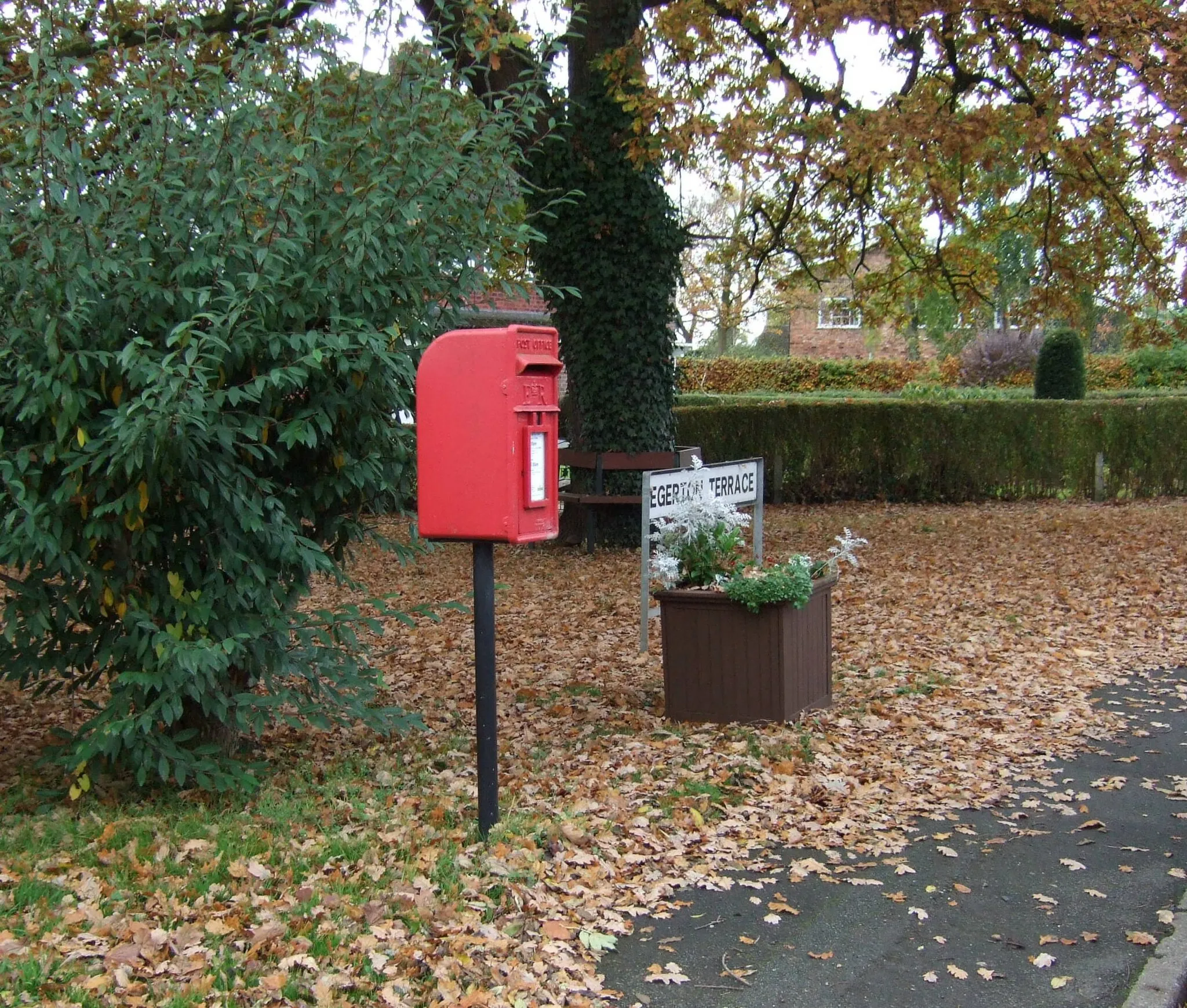 Photo showing: Elizabeth II postbox on Egerton Terrace, Lach Dennis
