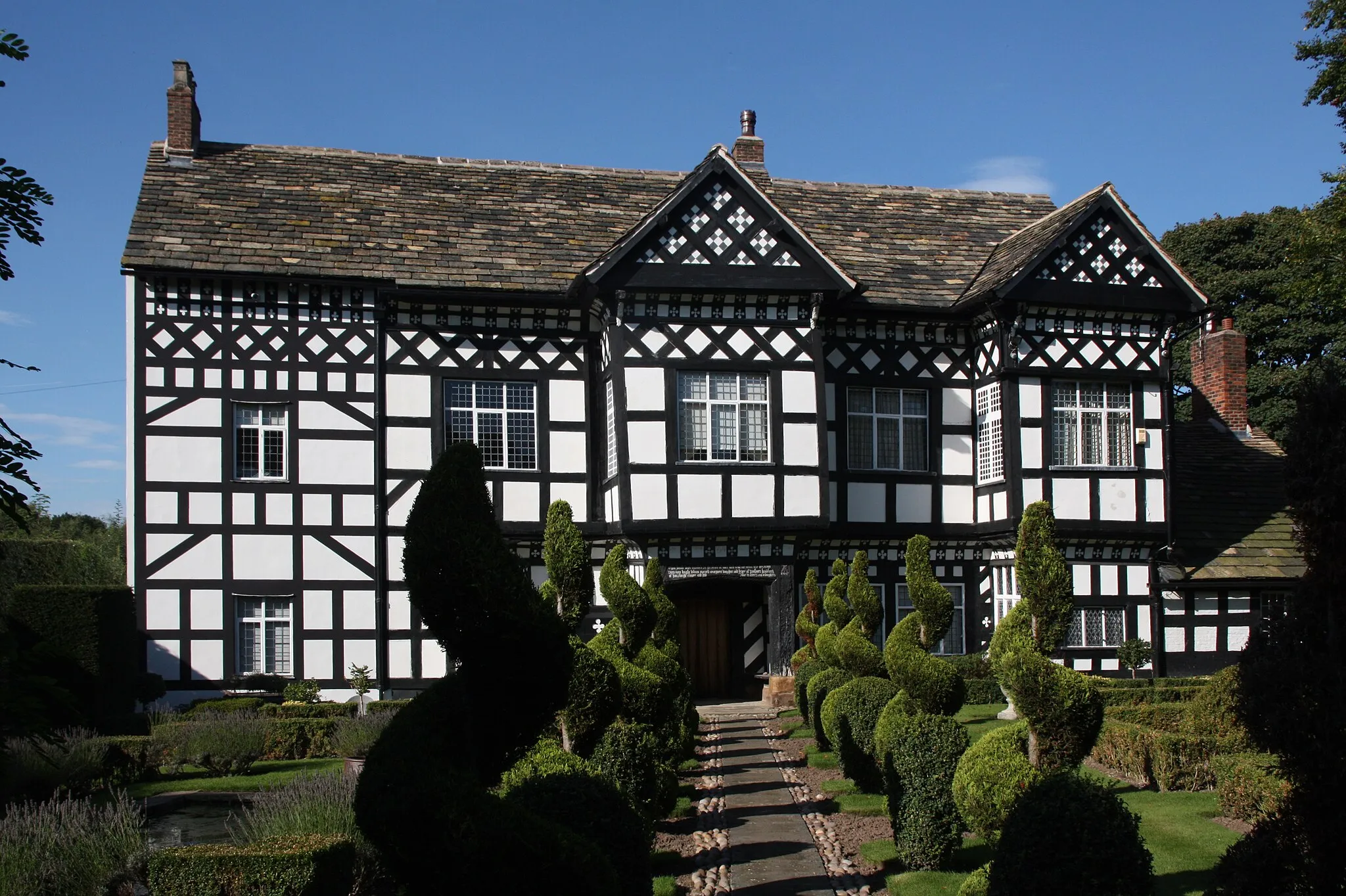 Photo showing: Handforth Hall is a grade II* listed building in Handforth, Cheshire. A view of the front façade.