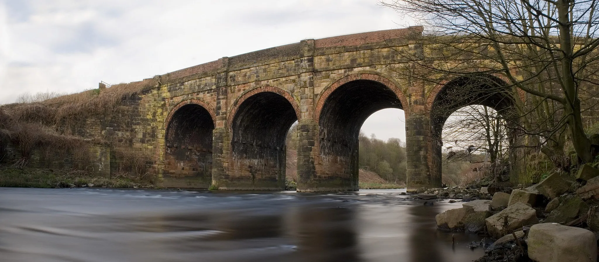 Photo showing: A long exposure panorama of Prestolee Aqueduct. Viewed from the south.