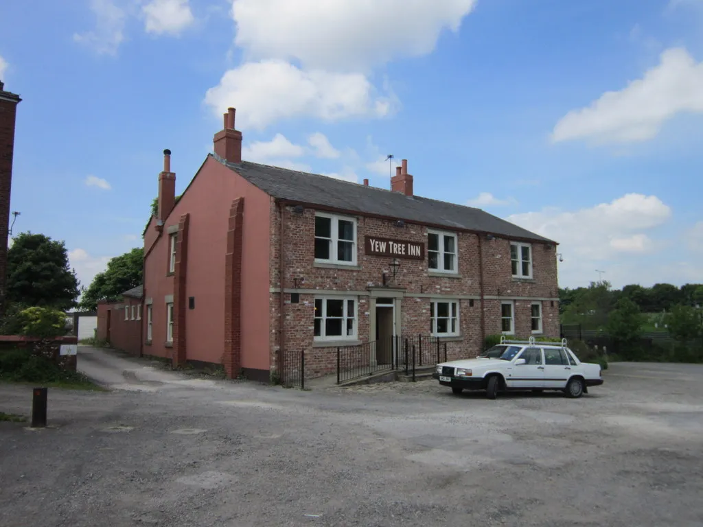 Photo showing: The Yew Tree Inn on Oldham Road