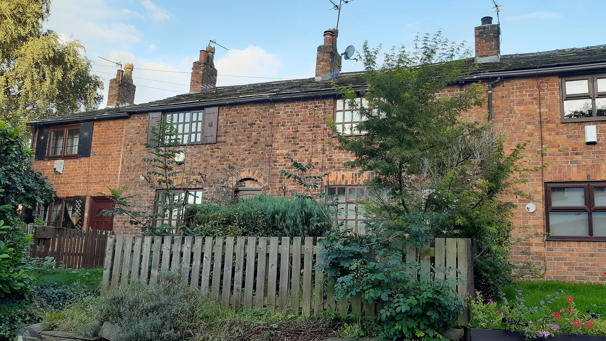 Photo showing: This is a picture of a row of red/pink brick houses constructed in the Victorian era in the Suburb of Higher Blackley in the British city of Manchester.