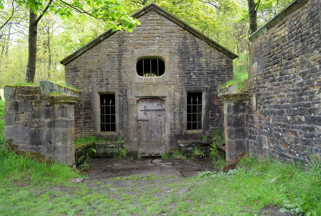 Photo showing: Hollinshead Hall Well House