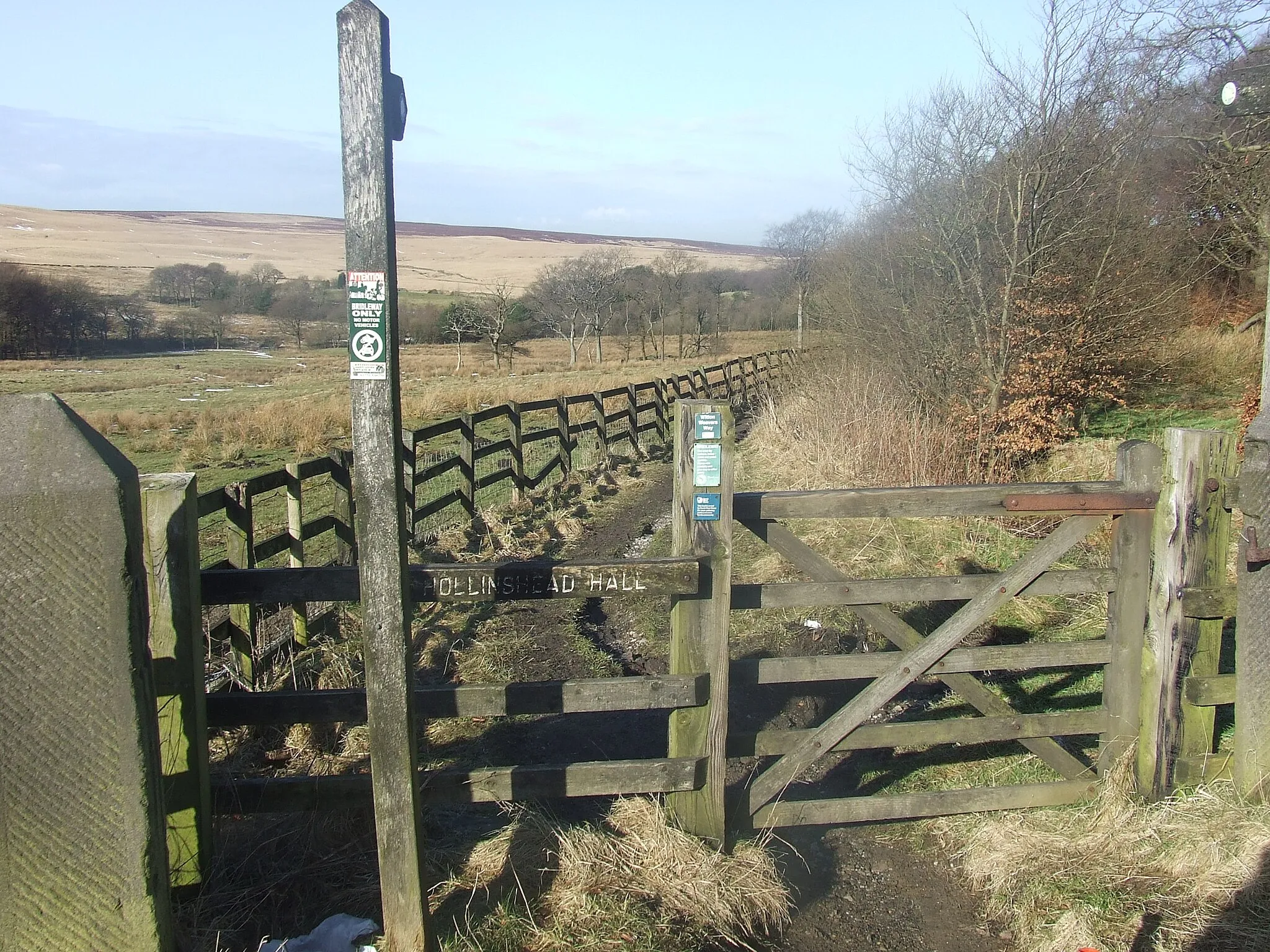 Photo showing: Footpath to Hollinshead Hall from Tockholes Road