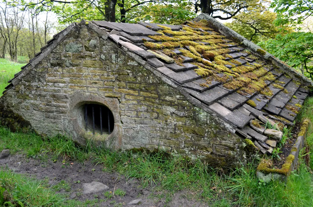 Photo showing: Hollinshead Hall Wellhouse from the rear