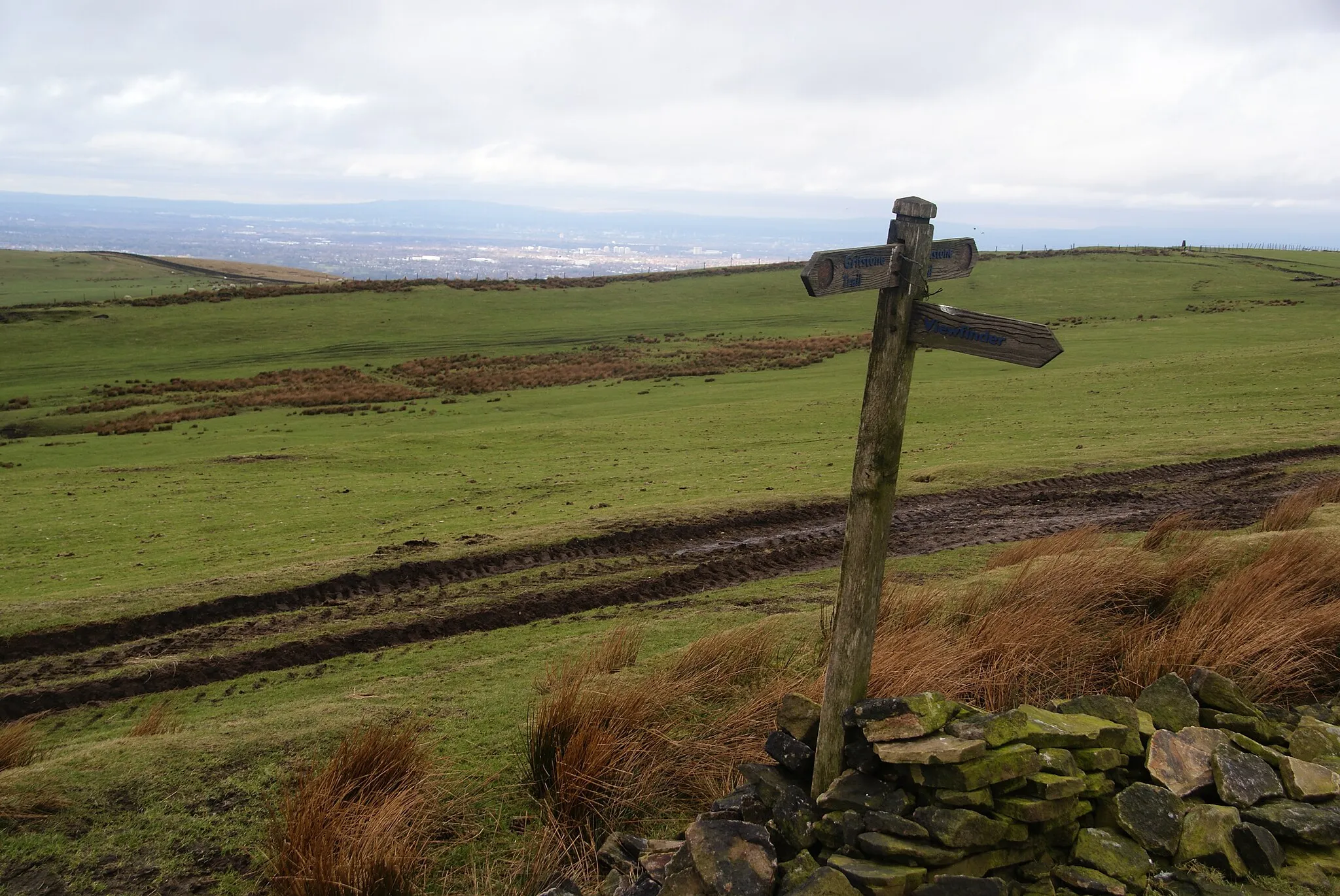 Photo showing: Signpost on the viewpoint near Sponds Hill