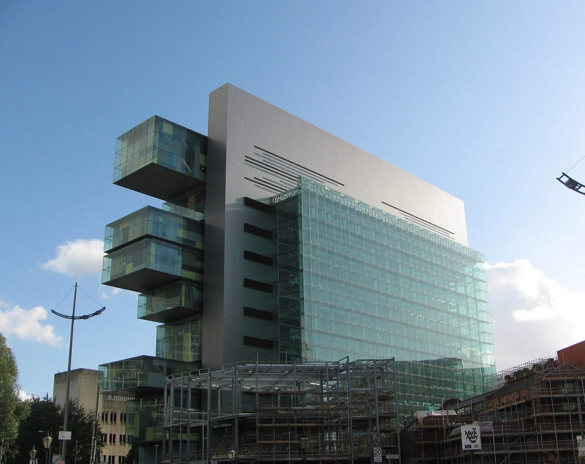 Photo showing: A photograph of the new Manchester Civil Justice Centre from Bridge Street