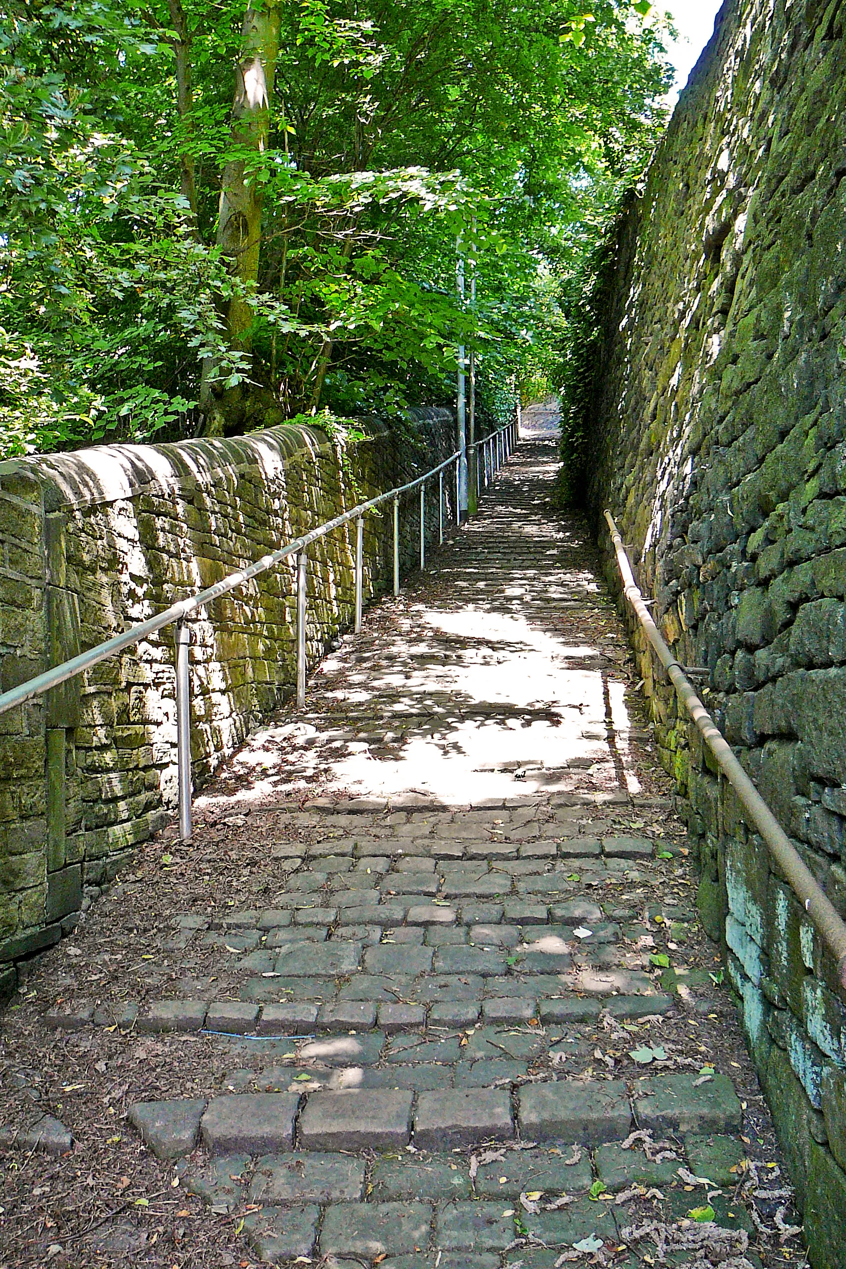 Photo showing: Ginnel in King Cross, Halifax