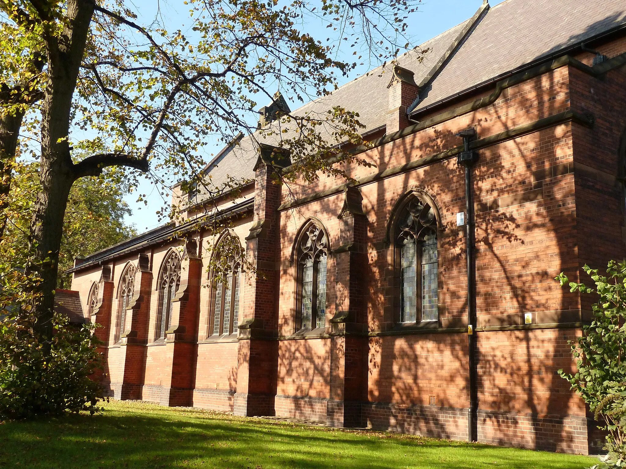 Photo showing: South side of Christ Church parish church, Lloyd Street North, Moss Side, Manchester, England, seen from the southeast