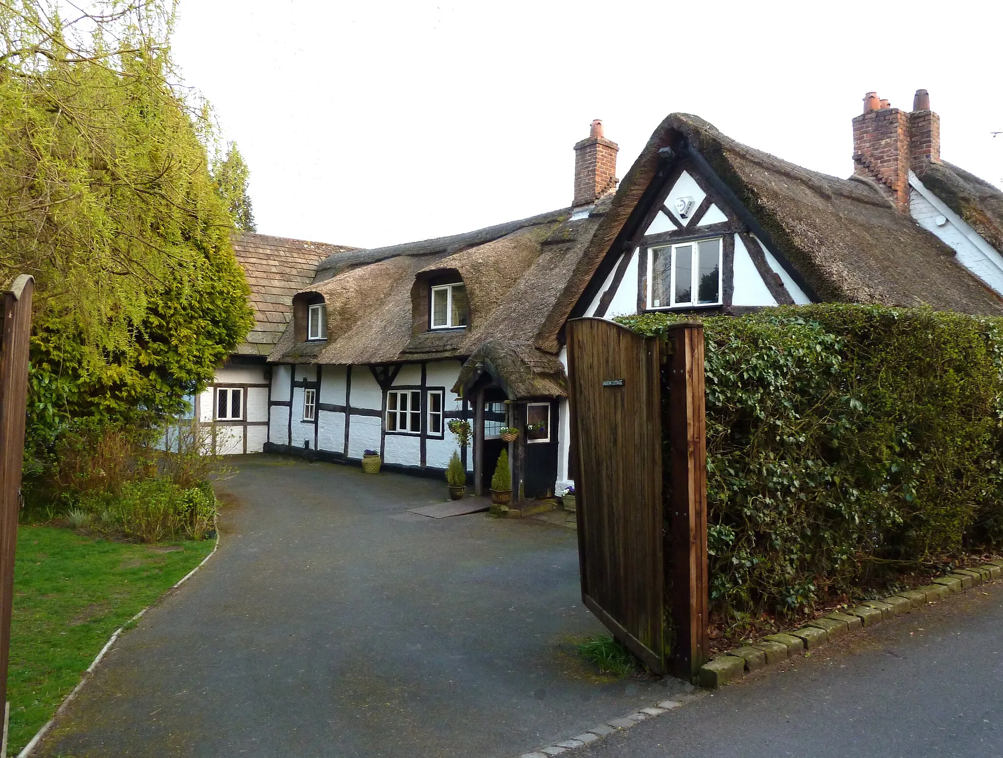 Photo showing: A rare thatched cottage in Hale Barns, Cheshire