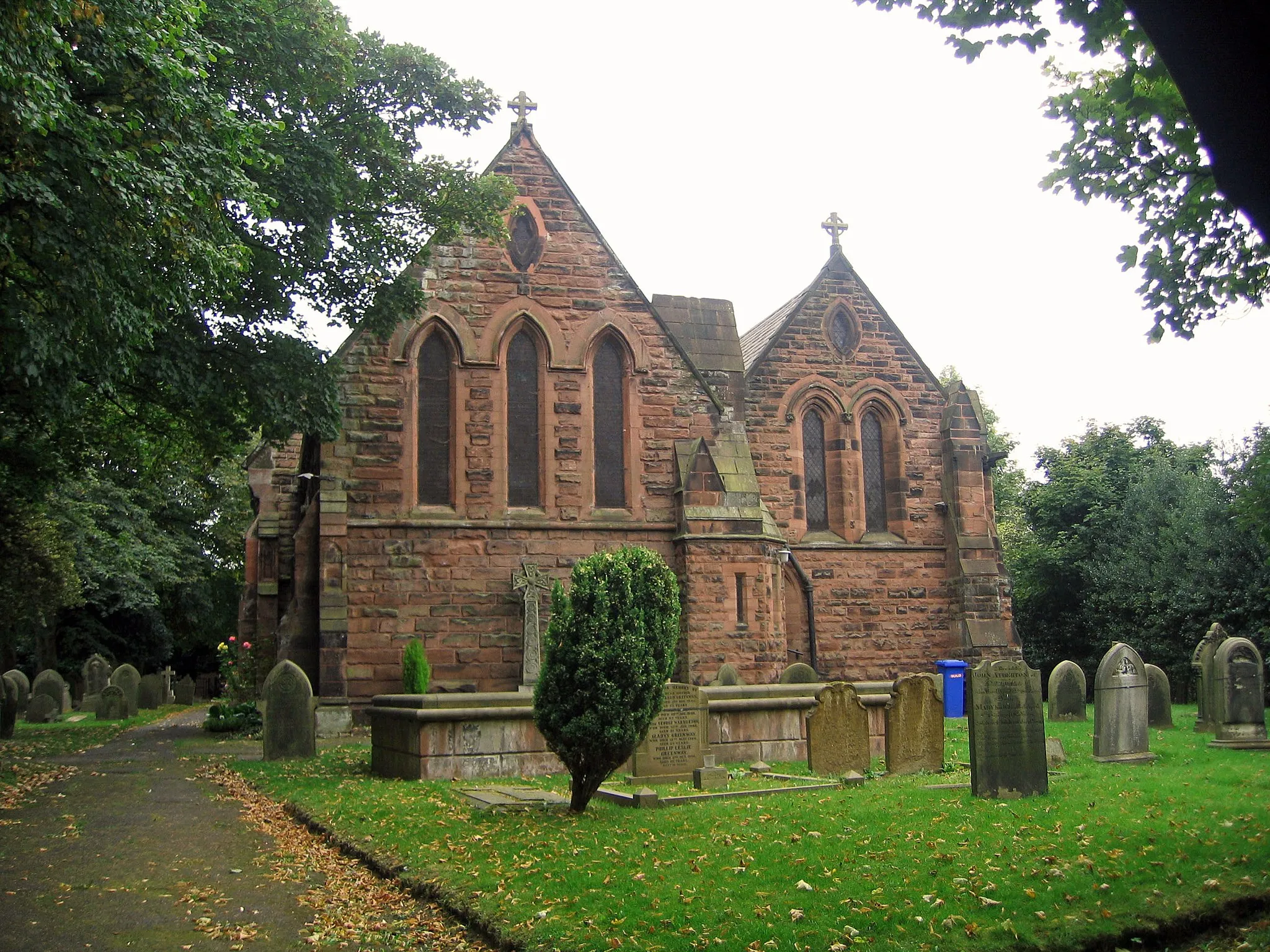 Photo showing: All Saints' parish church, Thelwall, Cheshire, seen from the east
