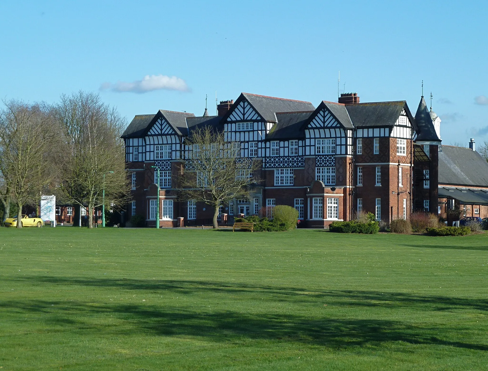 Photo showing: Main building - David Lewis Centre - Little Warford, Cheshire. Part of a complex of specialist facilities for the treatment and care of epilepsy and related conditions, founded by Manchester businessman and philanthropist, David Lewis.