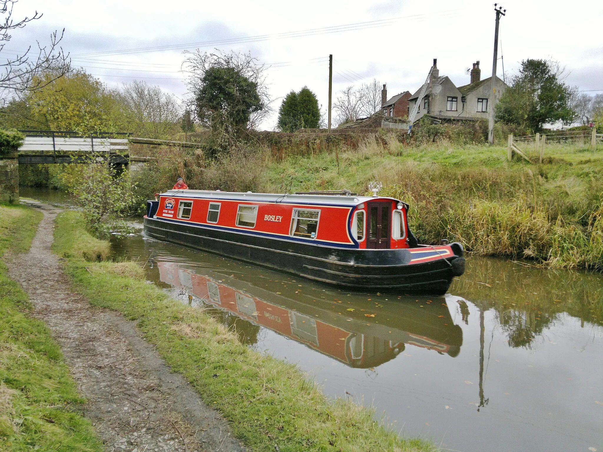 Photo showing: Bridge 17 on Macclesfield Canal, with barge