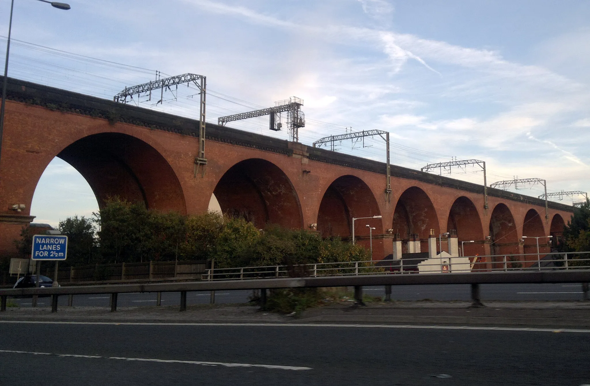 Photo showing: Stockport Viaduct. Carries the West Coast Main Line. Grade II*