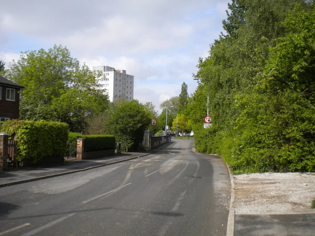 Photo showing: Approaching railway bridge, Blackberry Lane, Brinnington