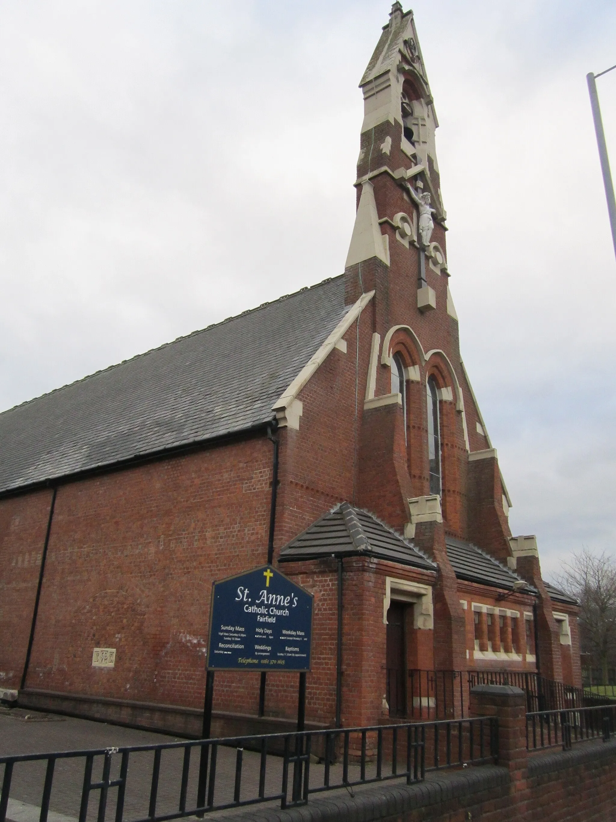 Photo showing: St Anne's Catholic Church, Ashton Old Road, Higher Openshaw, Manchester, England.