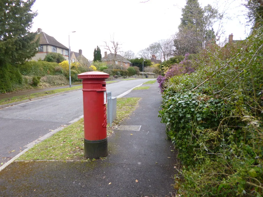 Photo showing: Postbox in the Old Blandford Road, Harnham, Wiltshire
