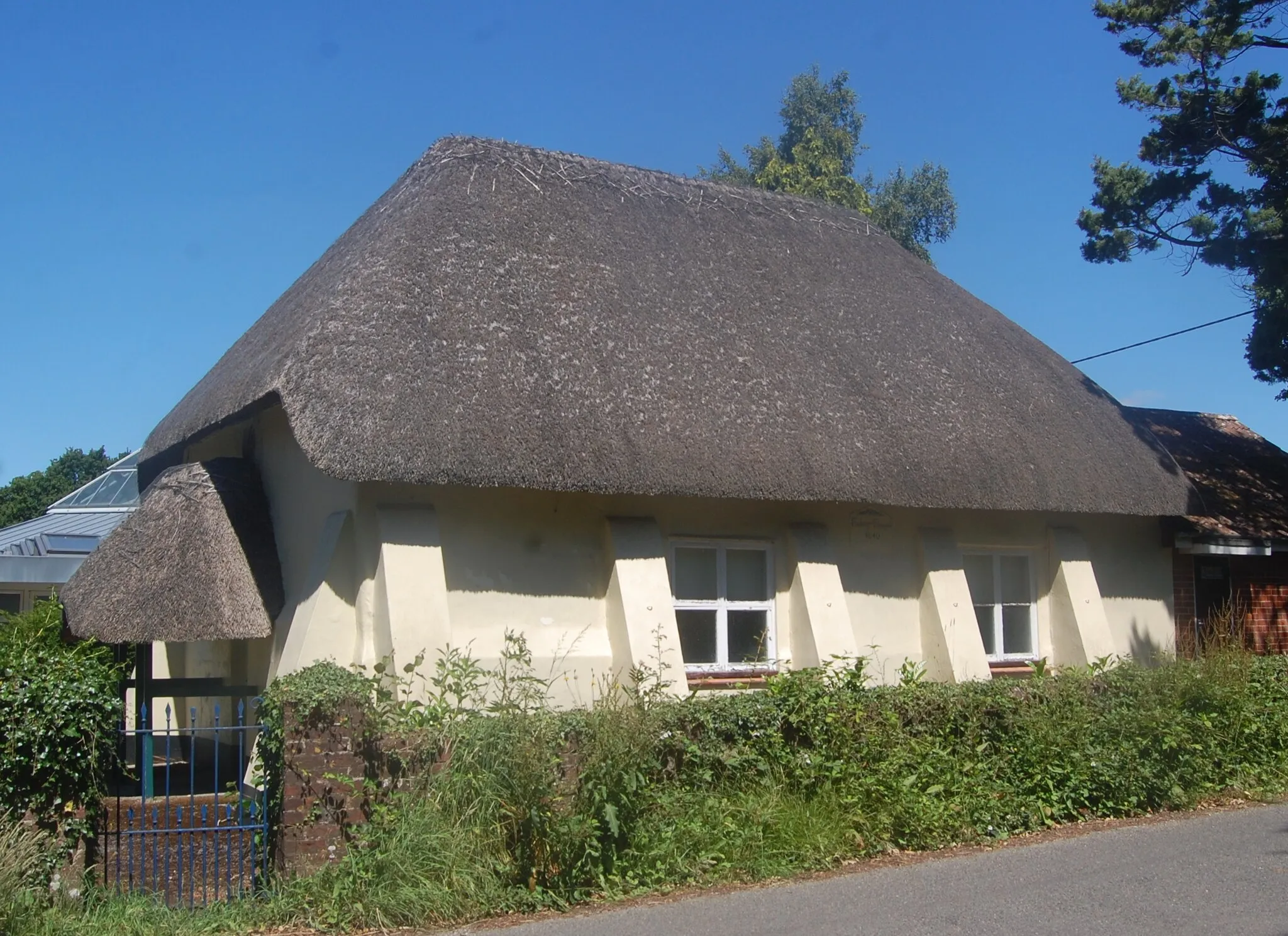 Photo showing: The original (1840) chapel building at Poulner Baptist Church, Linford Road, Poulner, New Forest District, Hampshire, England.