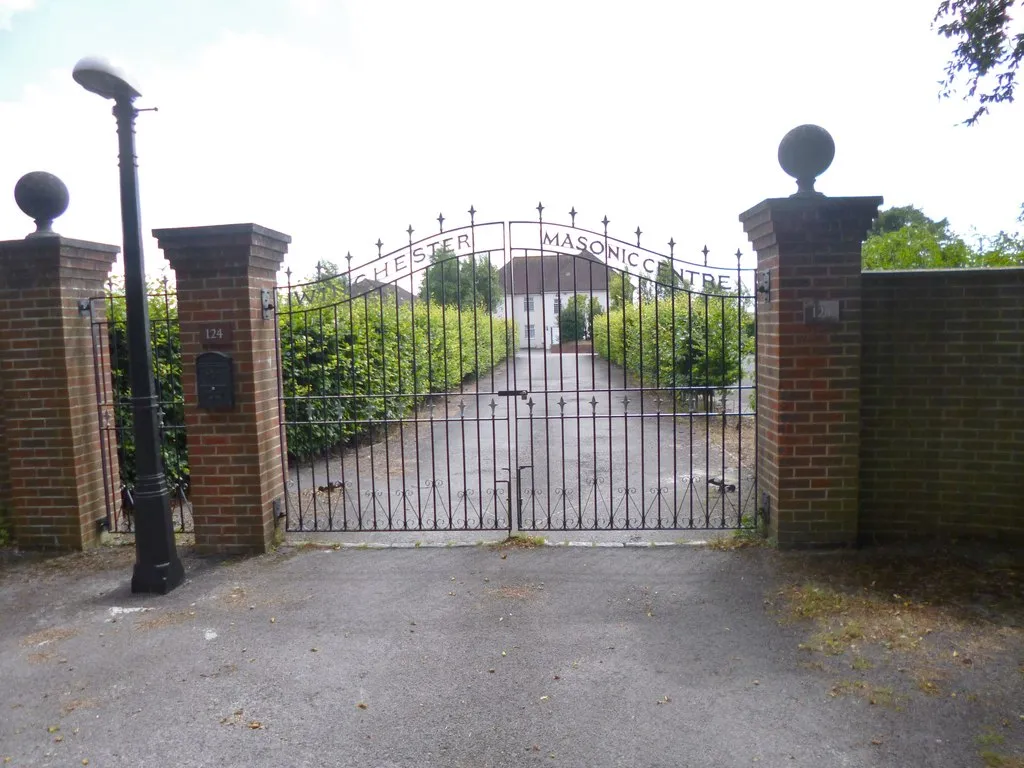 Photo showing: Winchester Masonic Centre, at the western end of Magdalen Hill Down in Winchester.