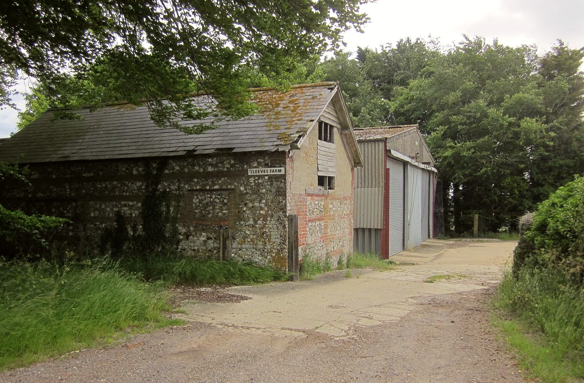 Photo showing: Buildings at Cleeves Farm
