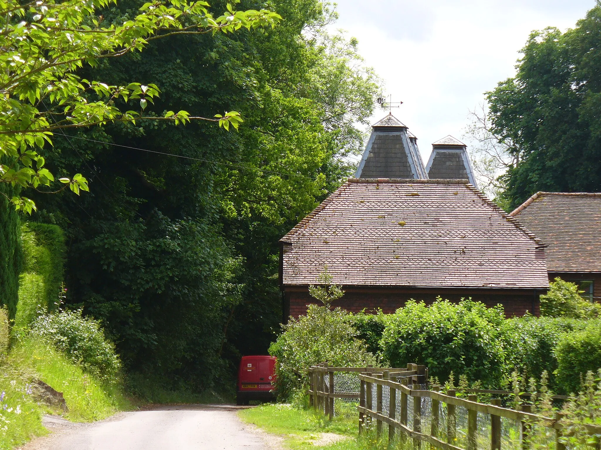 Photo showing: Approaching Bumbles Oast