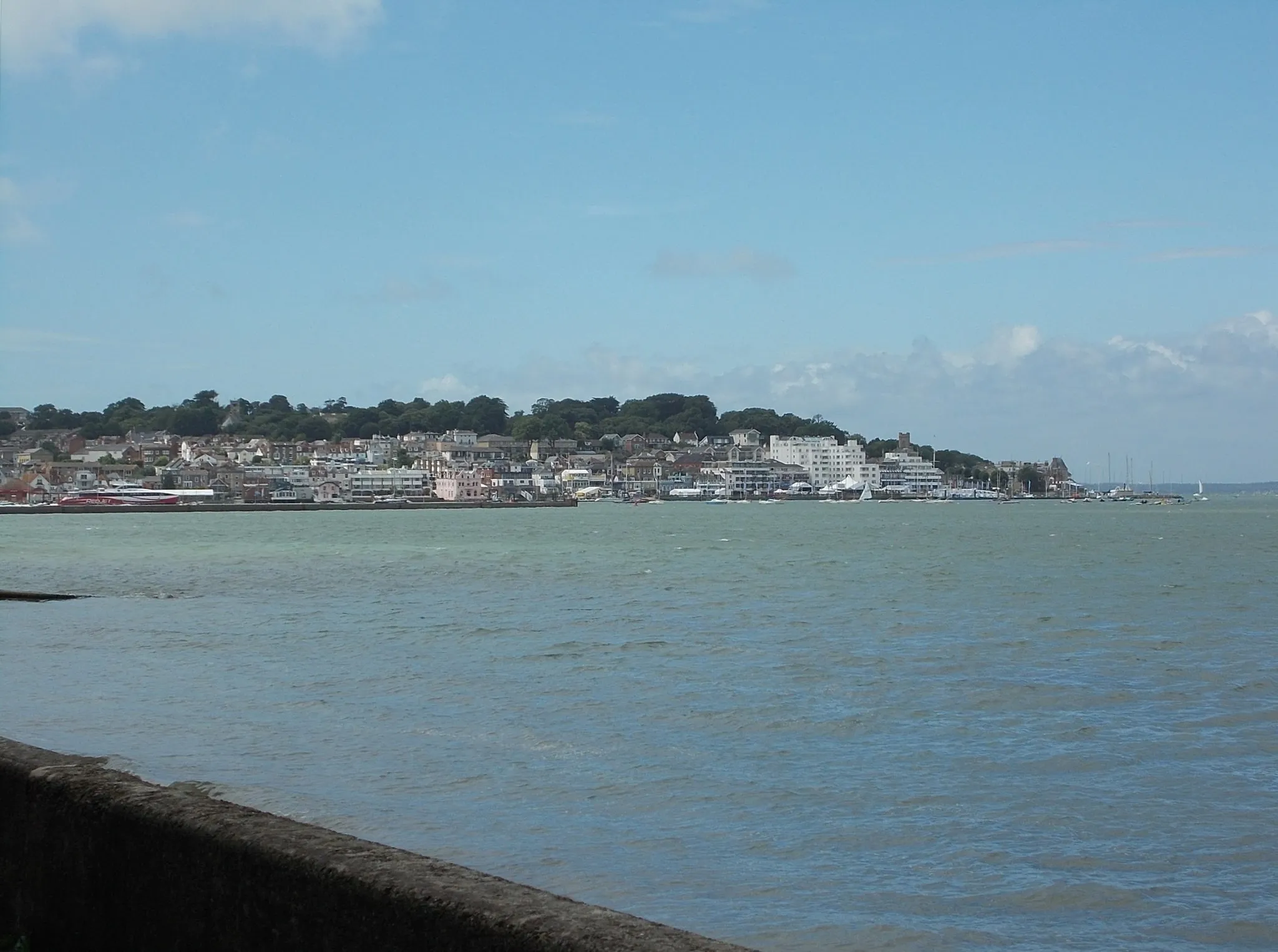Photo showing: Cowes, viewed from East Cowes, Isle of Wight, UK