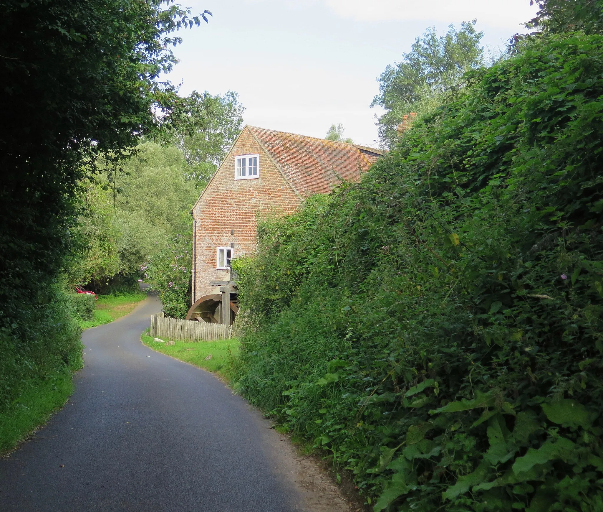 Photo showing: Mill Lane, Yafford