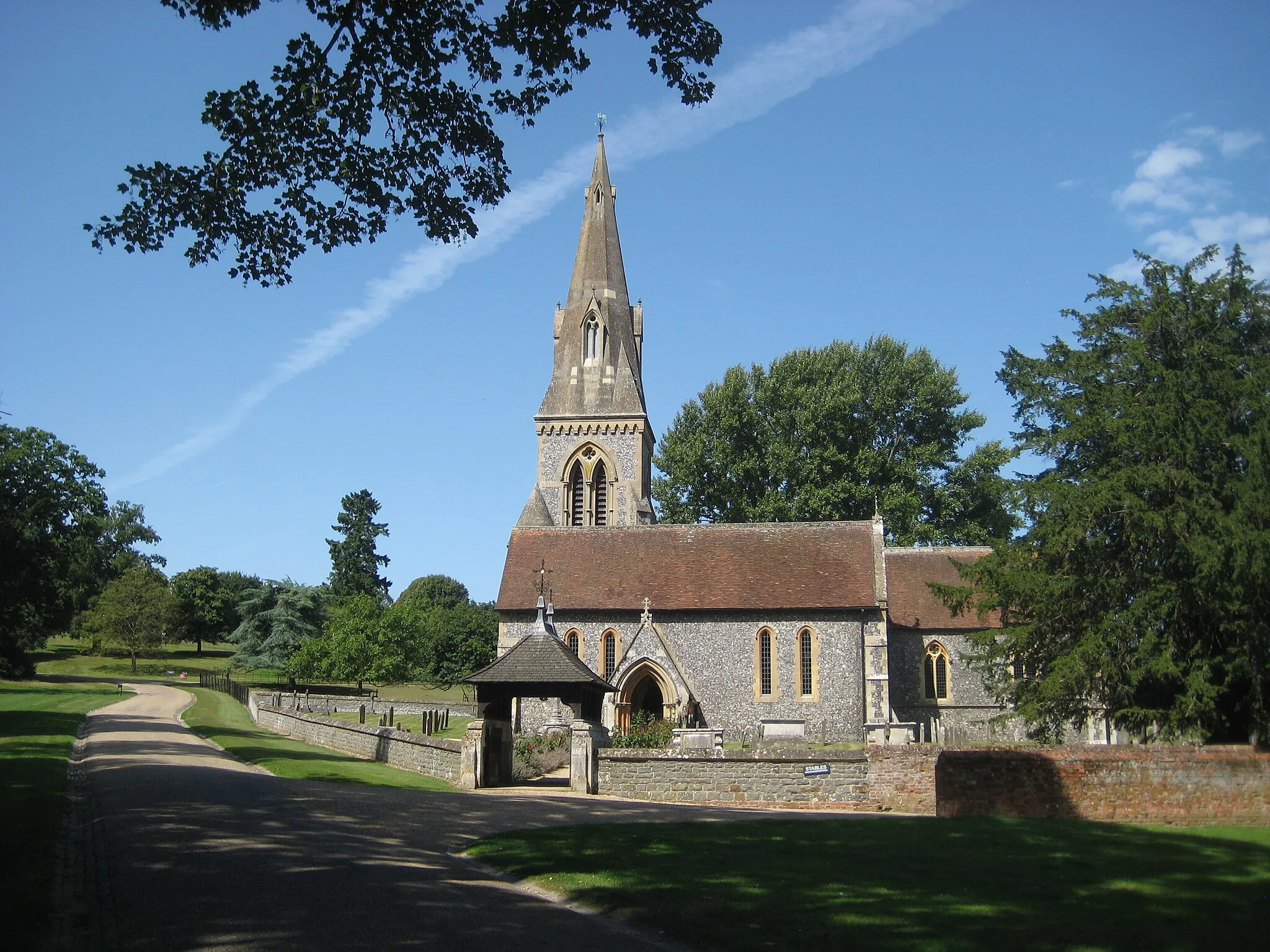 Photo showing: St Mark's parish church, Englefield, Berkshire, seen from the southeast.
This view of the church can be seen in the Agatha Christie's Poirot episode "Taken at the Flood" (2006).