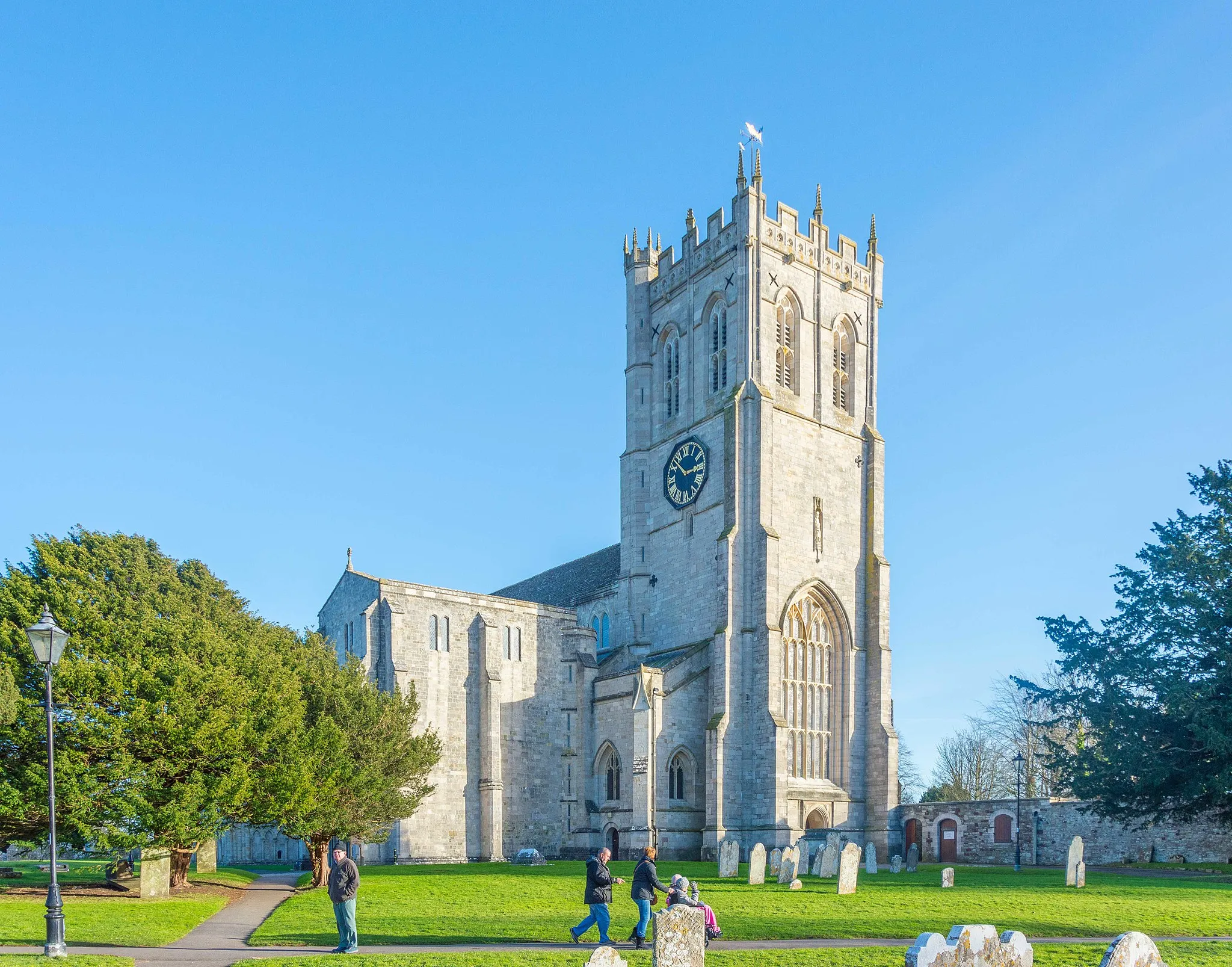 Photo showing: The huge size of the building only becomes obvious once one is the churchyard: 311ft Long and 120ft Tall.