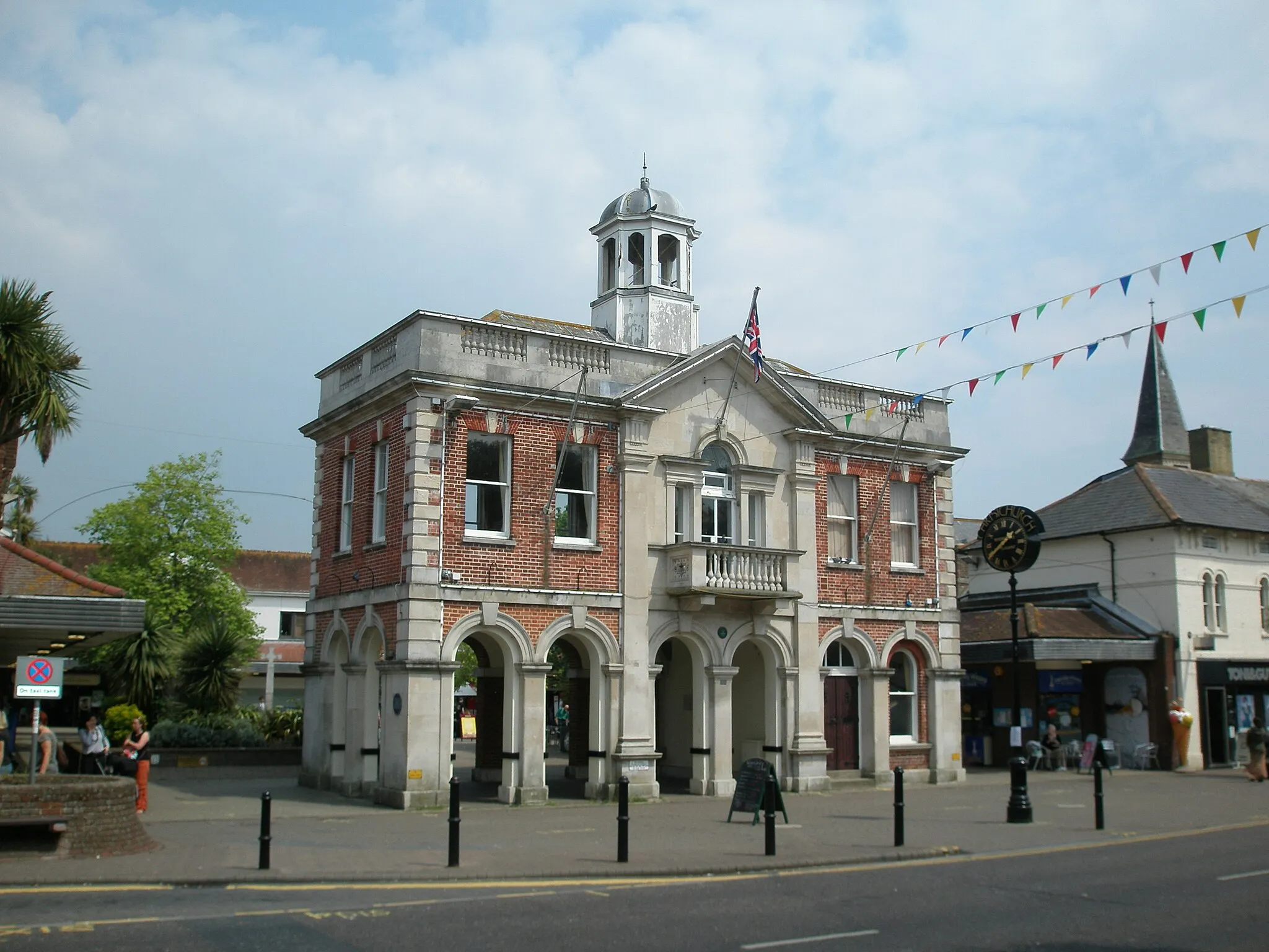 Photo showing: The mayor's parlour in Christchurch, Dorset. The mayor's parlour was the town hall until the civic offices were built in the mid 1970s. Part of it was demolished circa 1982. What remains is the original market hall which was moved to its present position in 1849. It was built in 1745 at the junction of Castle Street, Church Street and the High Street.