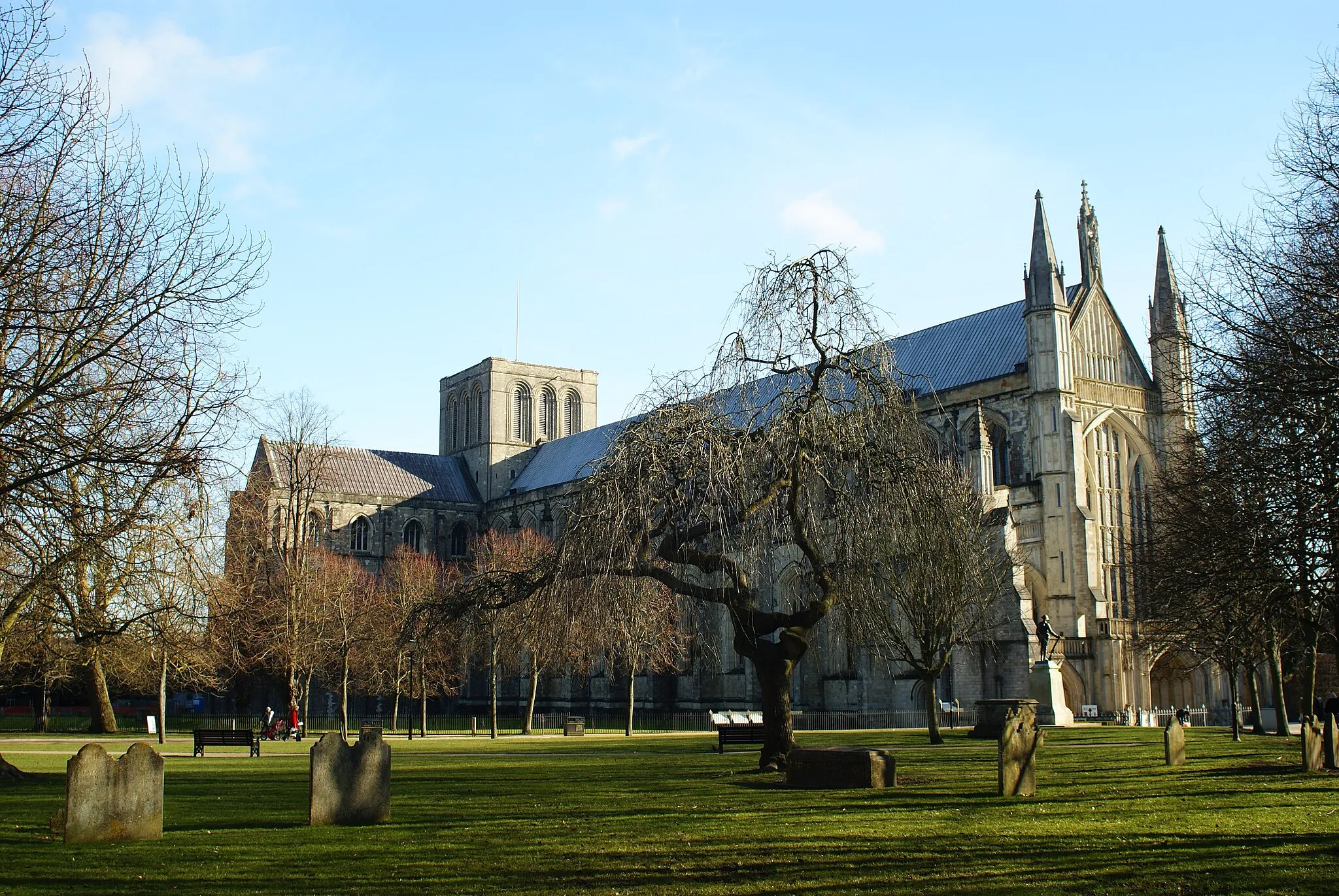 Photo showing: Winchester Cathedral South-easterly view, across the graveyard.
http://www.winchester-cathedral.org.uk/