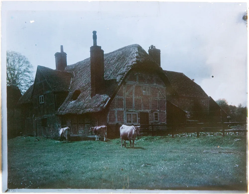 Photo showing: Discovered in a box of glass negatives, this I believe dates from the very early part of the 20th Century, probably no later than around 1920.
It is a sandwich of two thin glass plates, measuring c. 4x3". It has a very distinctive colour 'grid' (see the detailed view) which has now been identified as distinctive to the Paget colour process.  (as opposed to other early colour processes such as Autochrome, Dufaycolor, Finlay Colour process etc).

See adjacent images for crop and detail of grid.  All information and comments would be greatly appreciated.