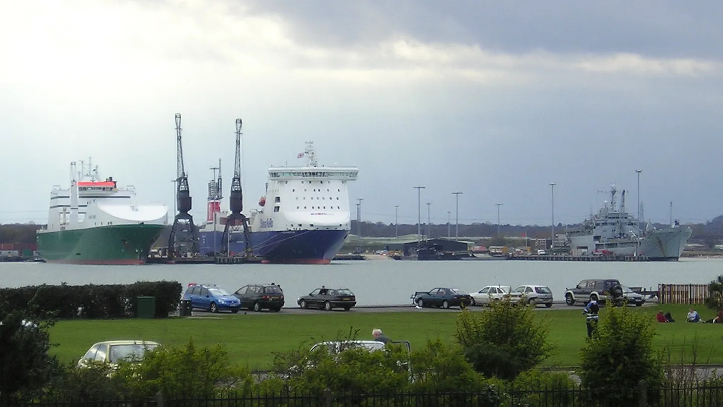 Photo showing: Marchwood Military Port from Southampton. In port are Andrew Weir Shipping's Hurst Point, a Stena RoRo vessel and a Royal Fleet Auxiliary Landing Ship Logistics, possibly Sir Percivale

Ship name: Hurst Point
Typ:  	  Cargo Ship
IMO Number: 	9234068
Flag: United Kingdom
MMSI Number: 	235500000
Callsign: 	ZIQE8
Length: 	193 m
Beam: 	26 m