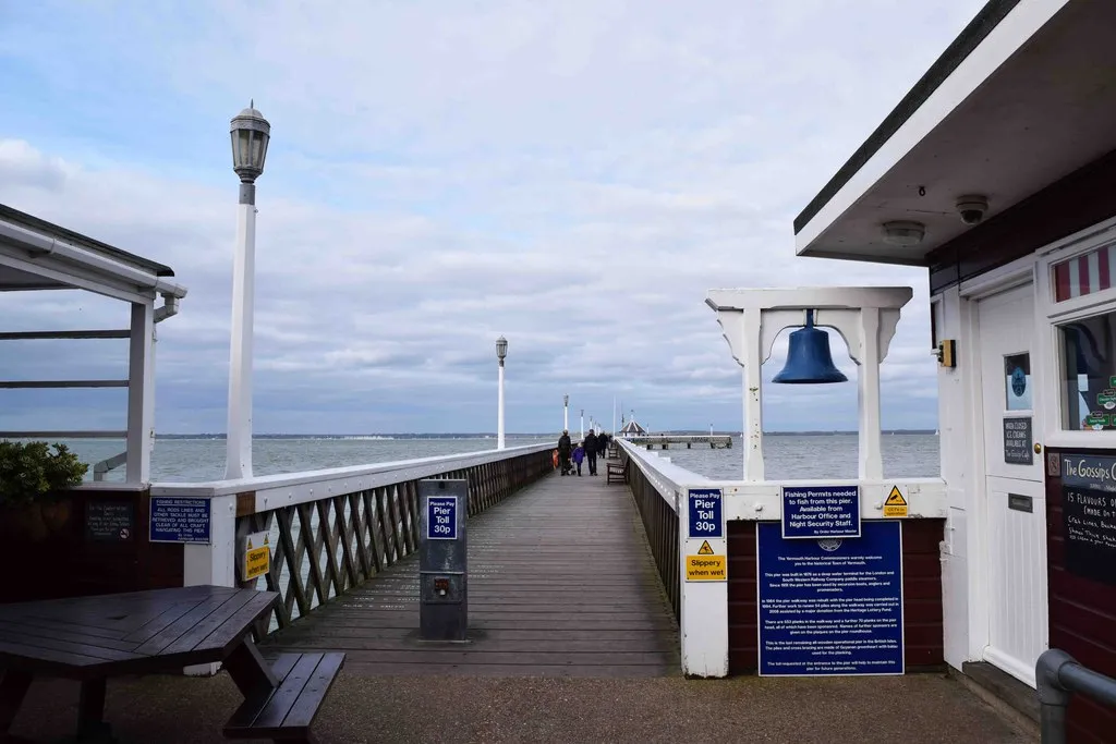 Photo showing: Entrance to Yarmouth Pier, Yarmouth, Isle of Wight