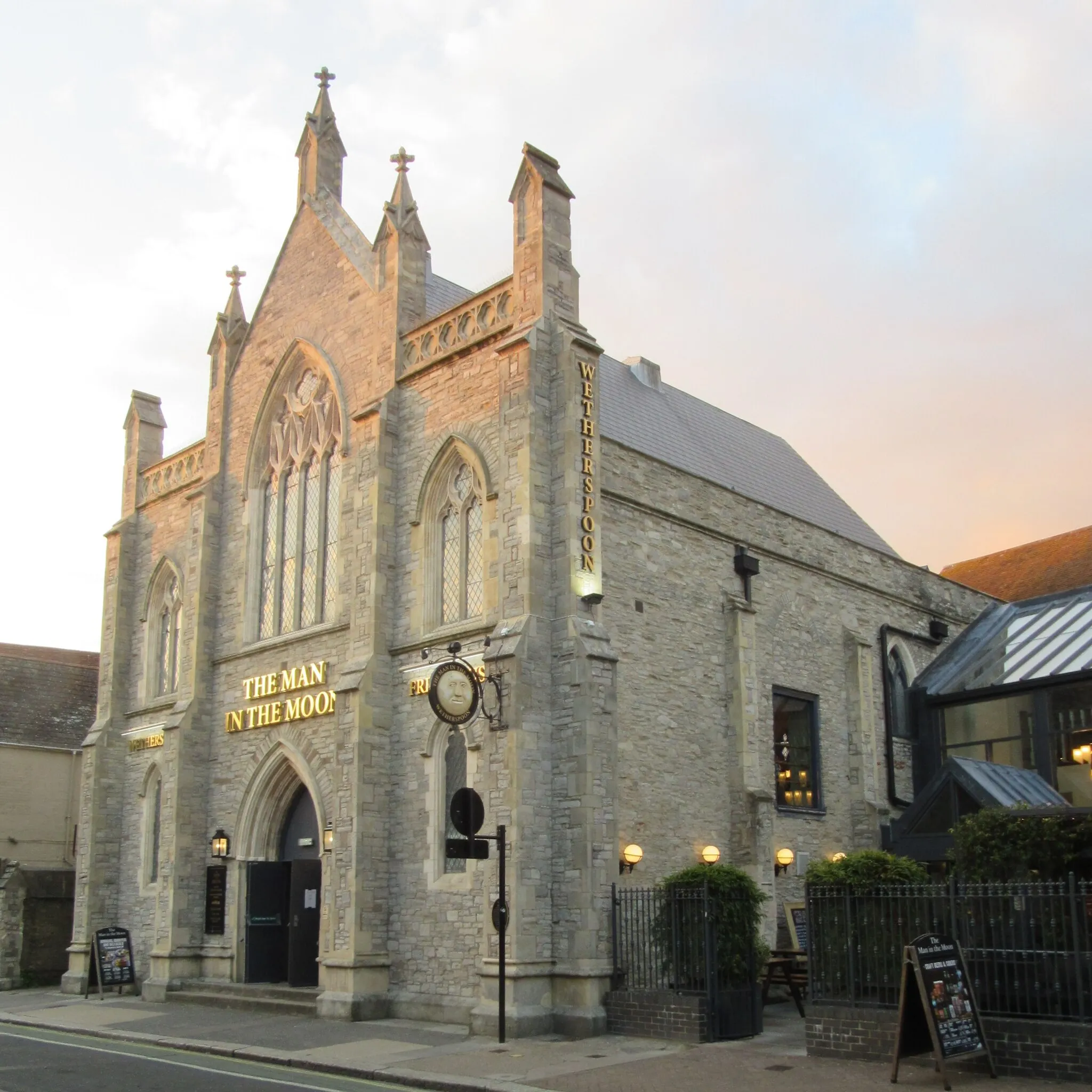 Photo showing: Former Newport Congregational Church, St James Street, Newport, Isle of Wight, England.  Built in 1848 as a Congregational chapel; closed in 2002, converted into a nightclub and now used as a J D Wetherspoon pub (The Man in the Moon).