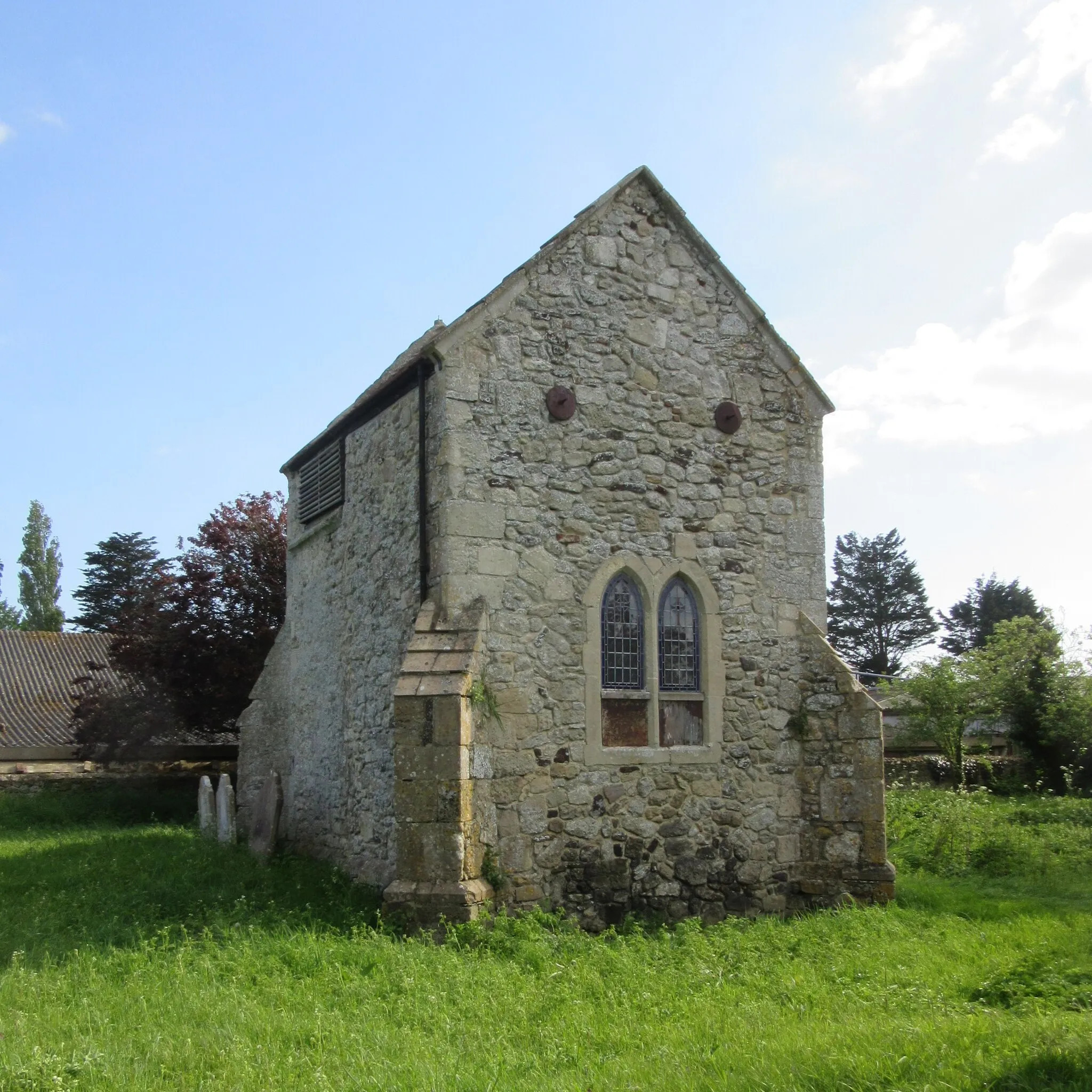 Photo showing: Ruins of Old St Swithun's Church, Thorley Road, Thorley, Isle of Wight, England.  The original parish church Thorley, built in the 13th century and demolished in 1871 when a new church with the same dedication was built nearby.  The remaining part serves as a mortuary chapel.