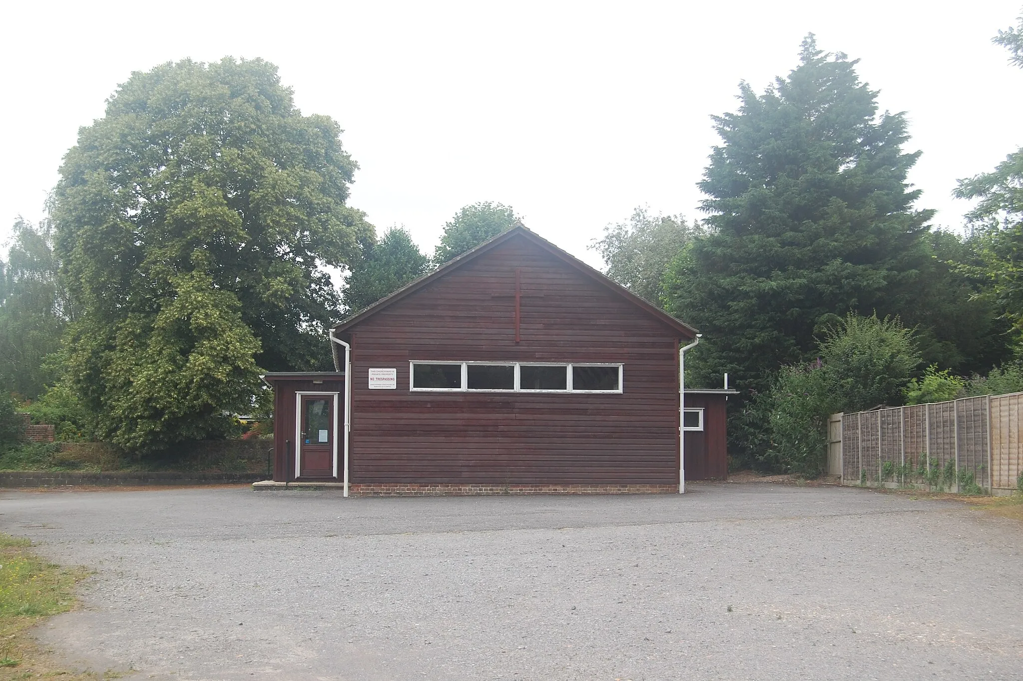 Photo showing: St Agnes' Church, Plantation Row, Hill Brow, East Hampshire District, Hampshire, England.  A Roman Catholic church in the parish of Petersfield, serving the Hill Brow and Liss areas.