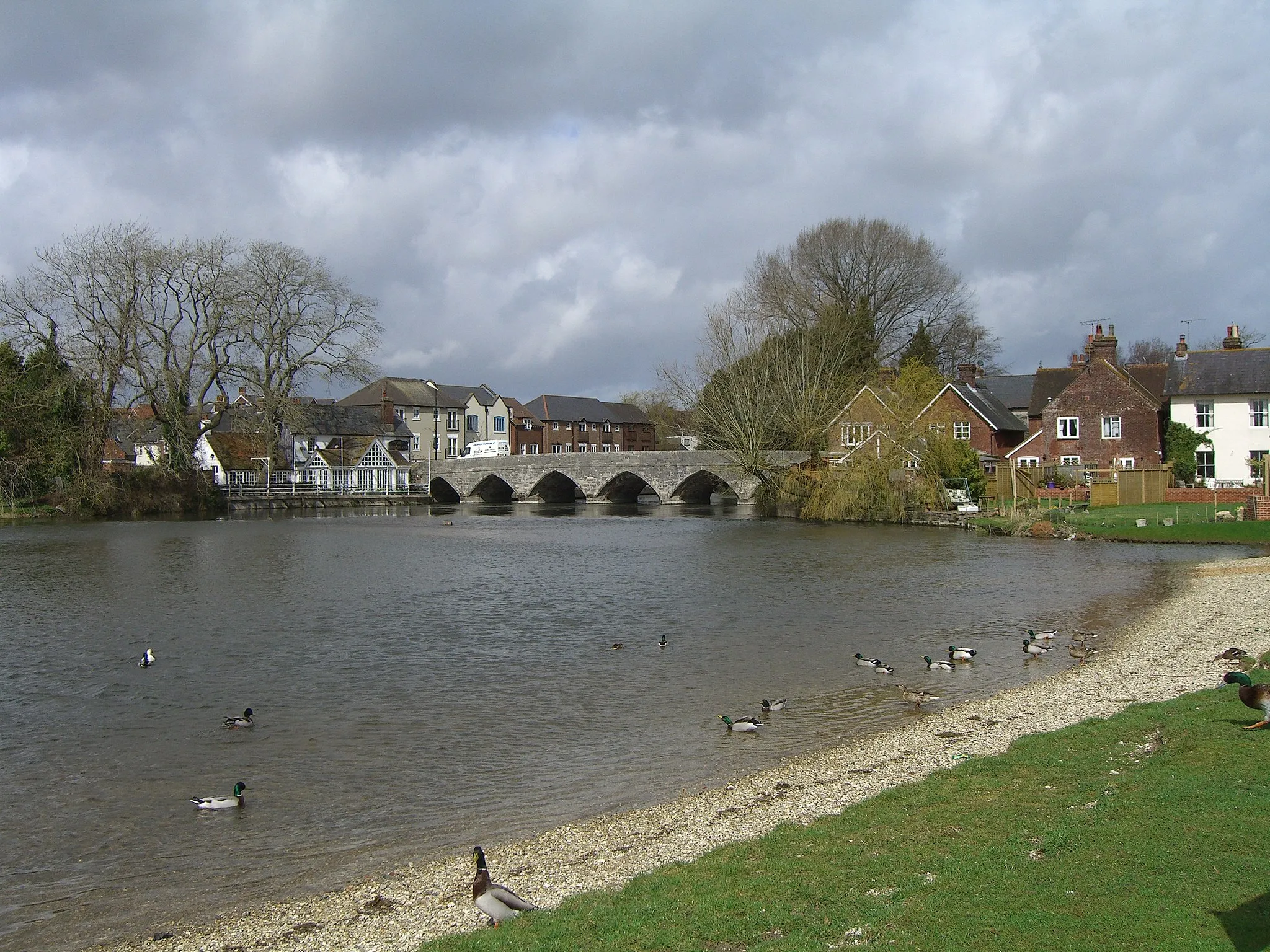 Photo showing: The River Avon and bridge at Fordingbridge, Hampshire, UK