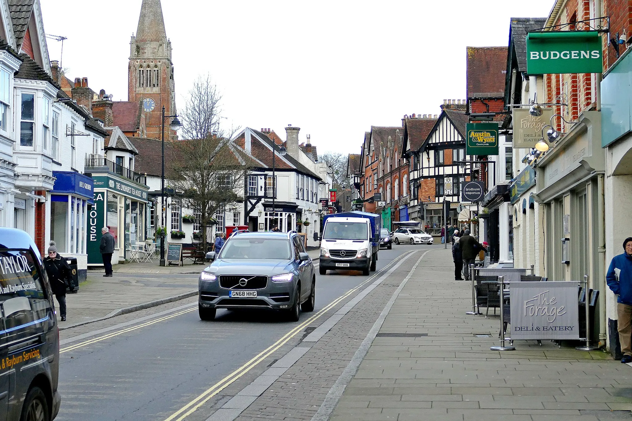 Photo showing: High Street, Lyndhurst, Hampshire, England, in February 2020.Taken five weeks before the first Covid-19 lockdown in England.