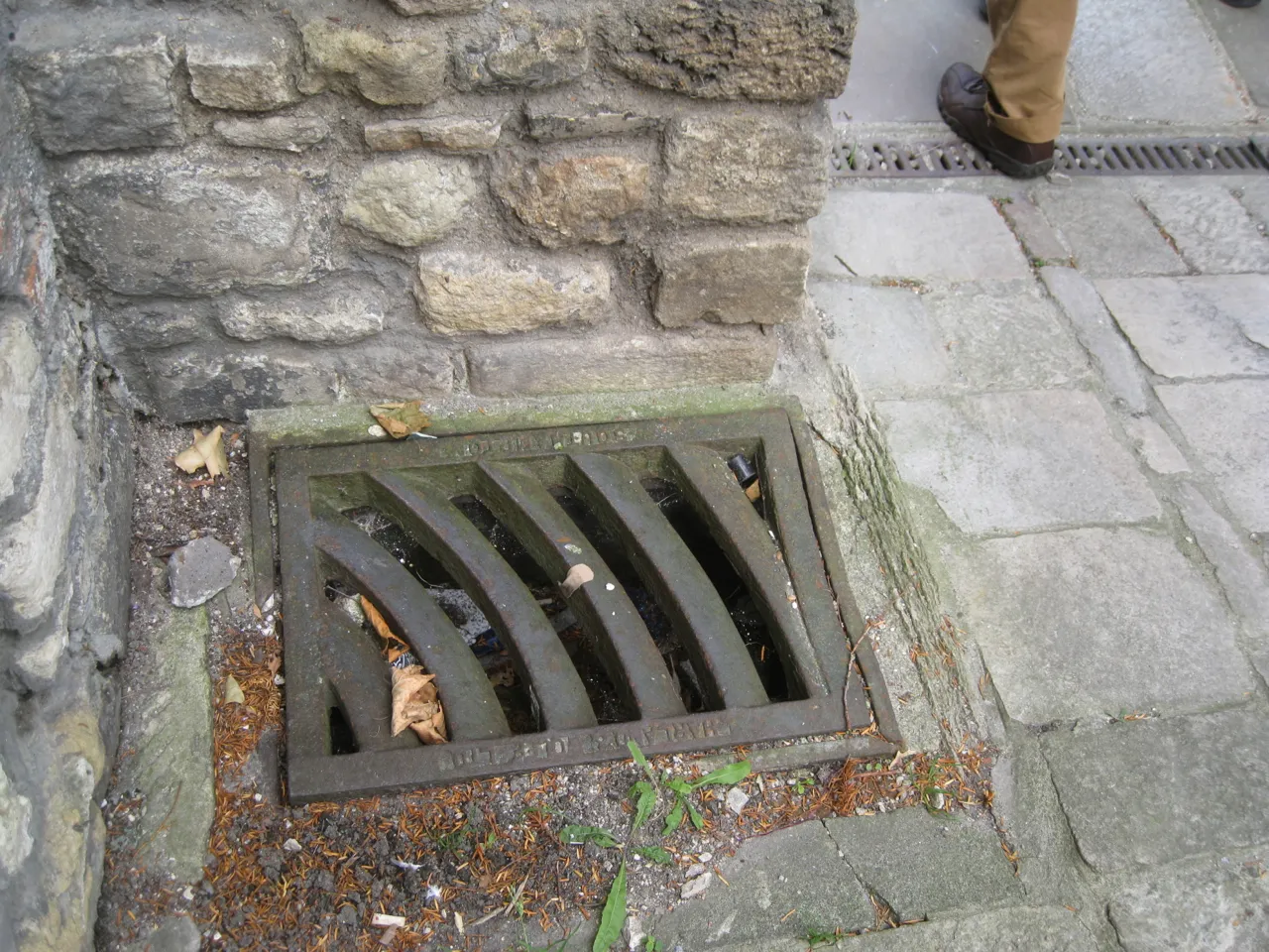 Photo showing: Gully grating by Harland & Wolff, Southampton