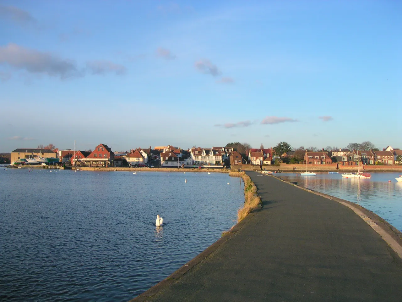 Photo showing: Emsworth from the Mill Pond wall