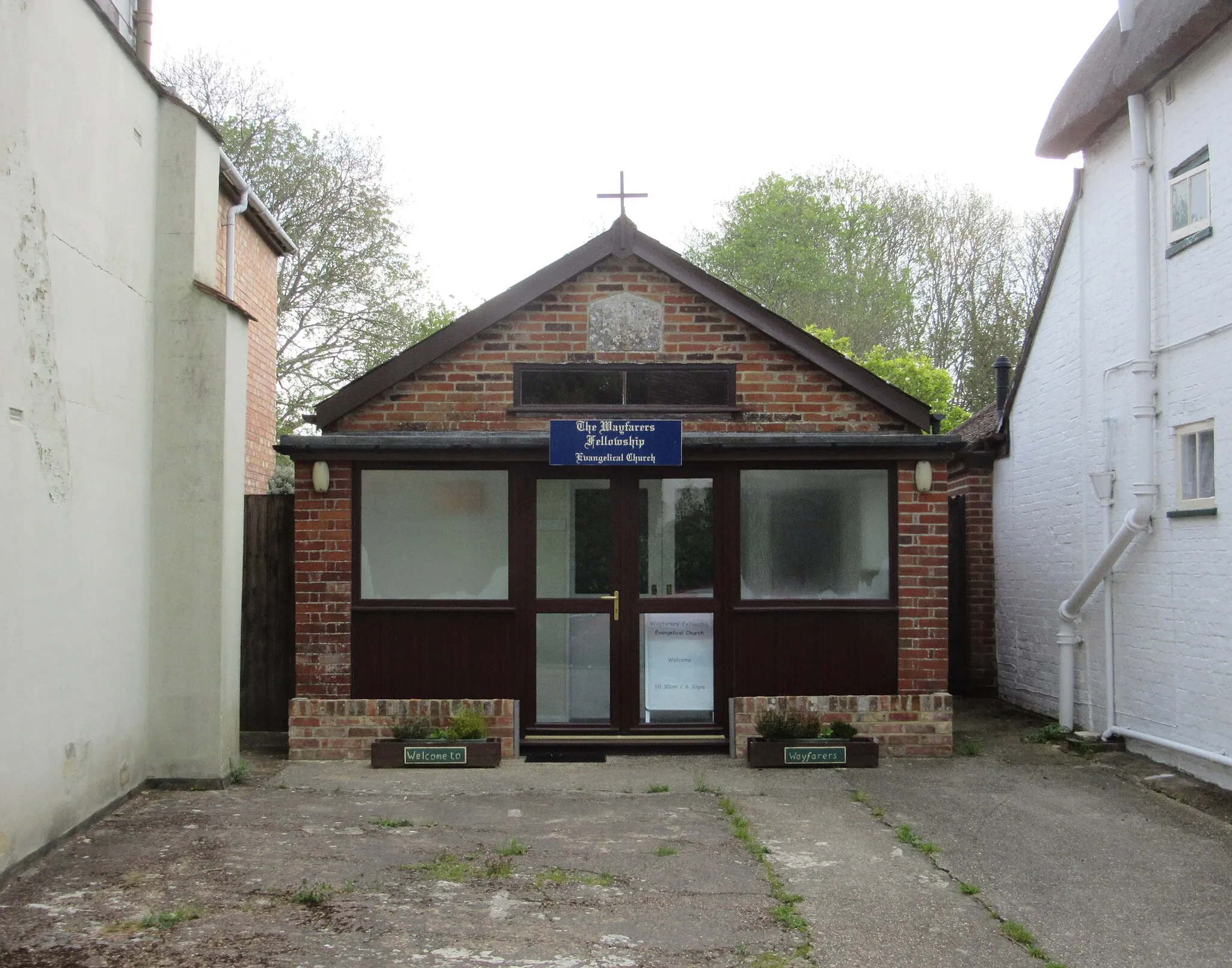 Photo showing: The Wayfarers Fellowship, Castle Street, Carisbrooke, Isle of Wight, England.  A very small Evangelical chapel in Carisbrooke village.  I believe it was registered as a place of worship circa  1975, although the church website states the fellowship was founded in 1936.  A re-set datestone below the gable reads primitive / methodist / chapel 1859, but I can't find any evidence of a Primitive Methodist chapel having stood on this site.