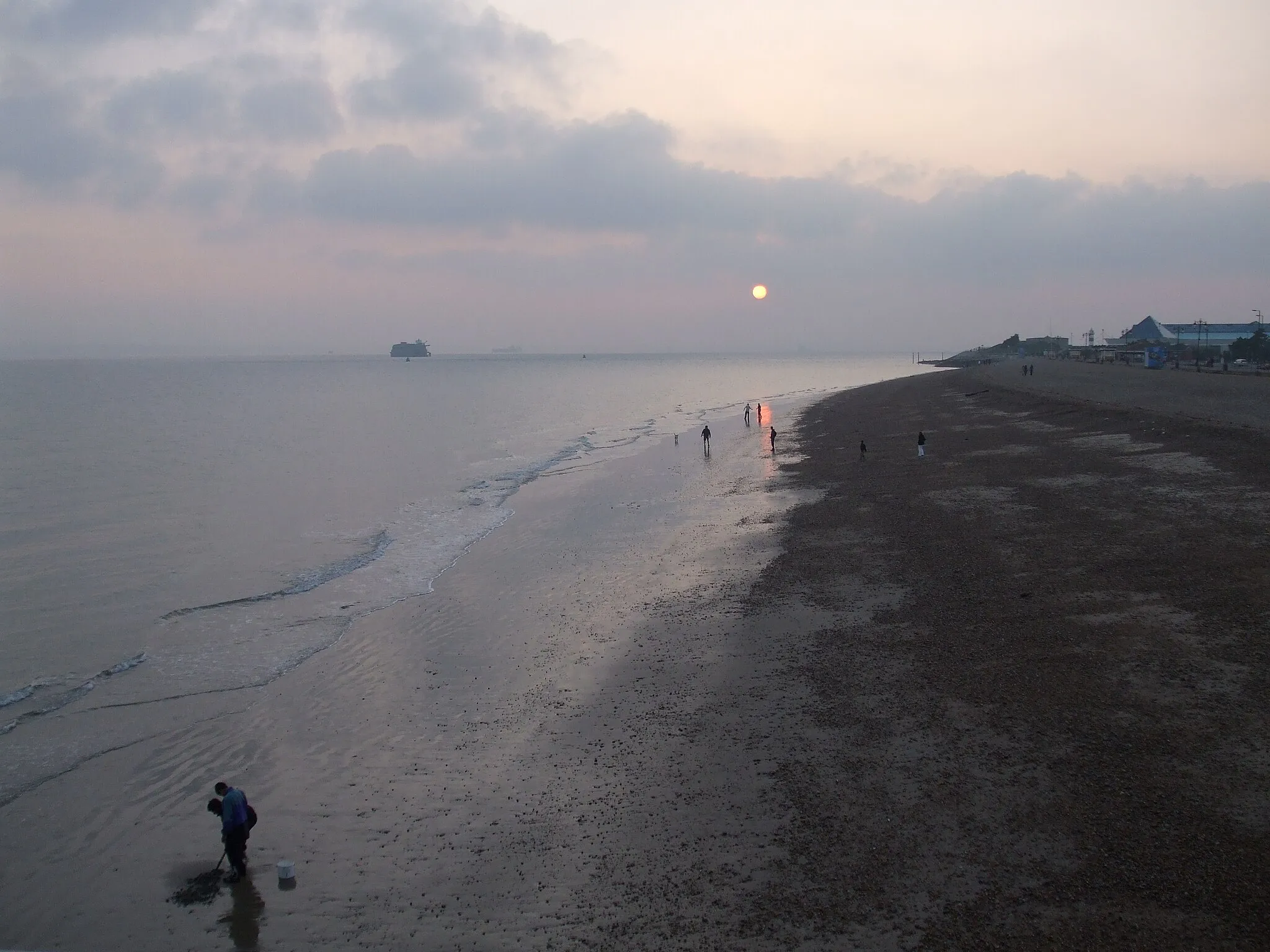 Photo showing: Southsea Beach — in Hampshire.