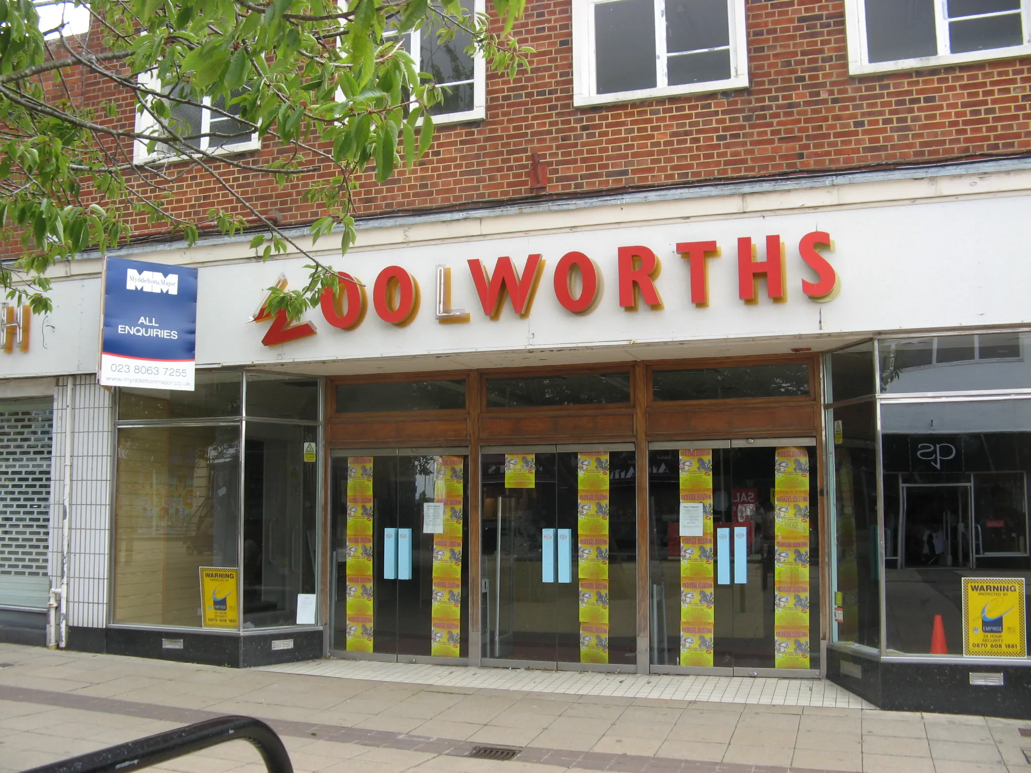Photo showing: Woolworths store Waterlooville