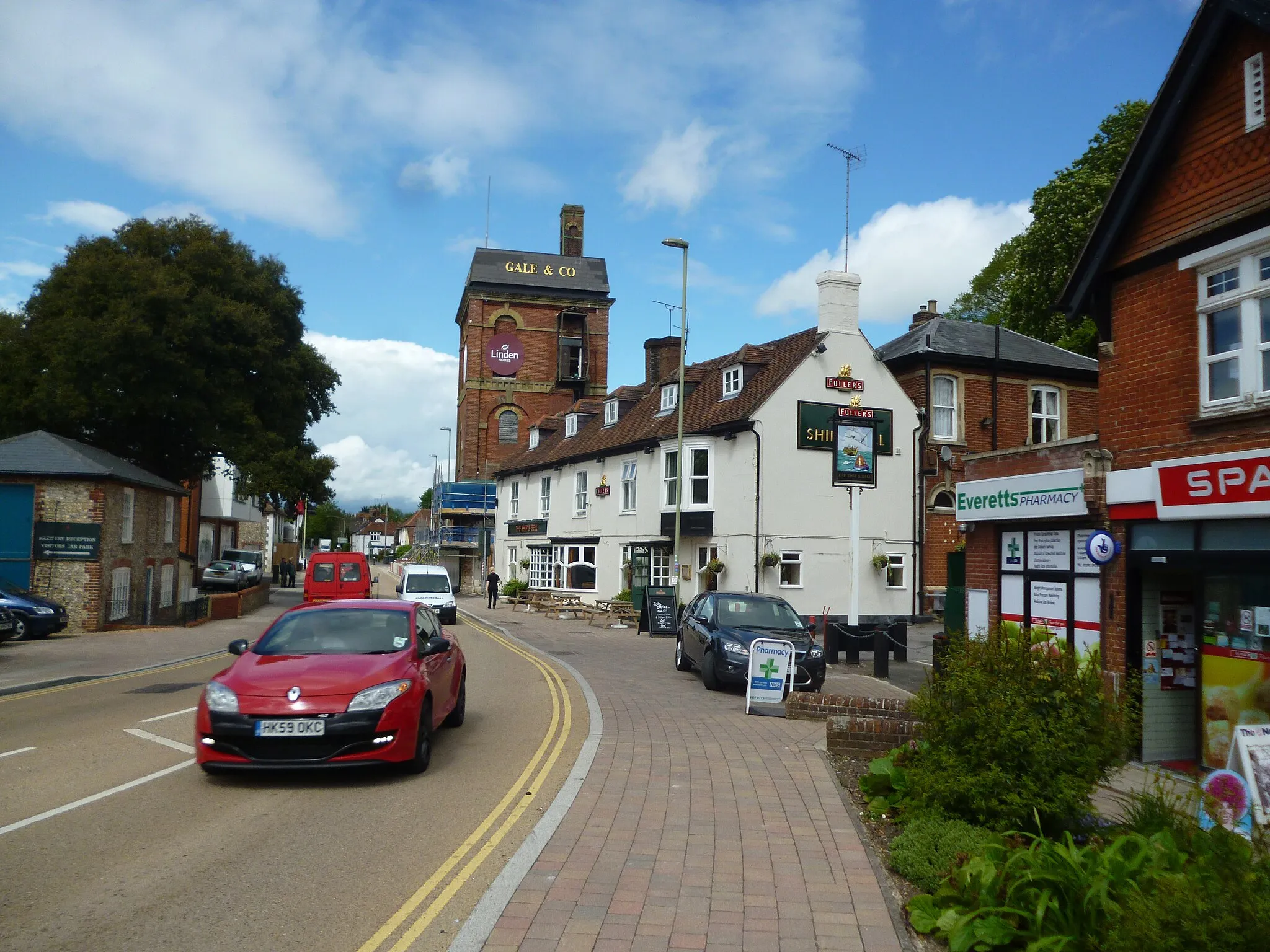 Photo showing: Horndean:  Pub and old brewery