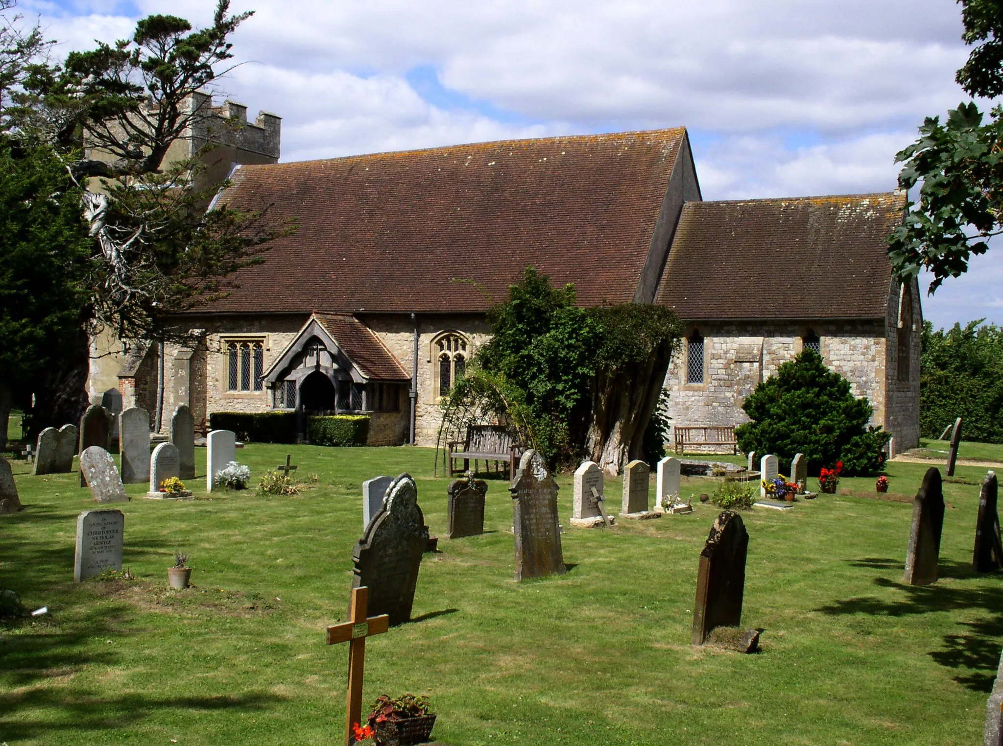 Photo showing: St James' Church, Birdham from the south, showing the churchyard.