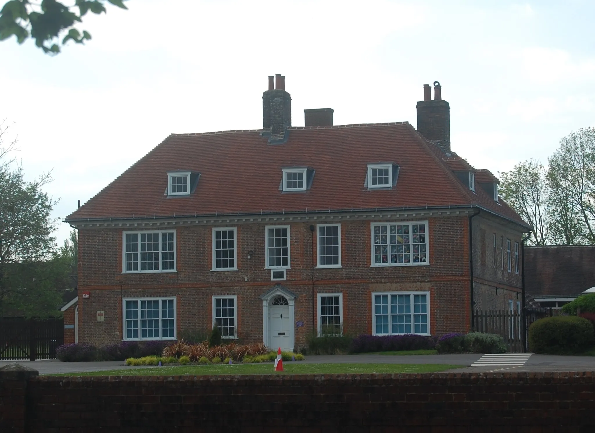 Photo showing: Andrews' Endowed School, London Road, Holybourne, East Hampshire District, Hampshire, England.