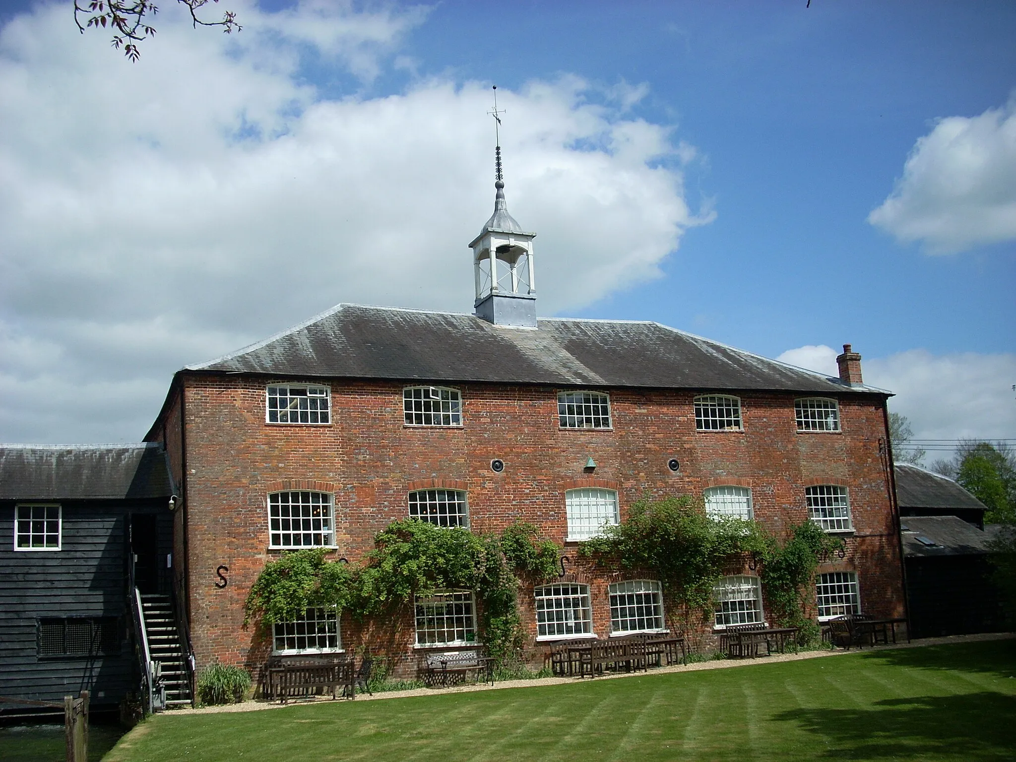 Photo showing: Back of Whitchurch Silk Mill in Whitchurch, Hampshire, UK.